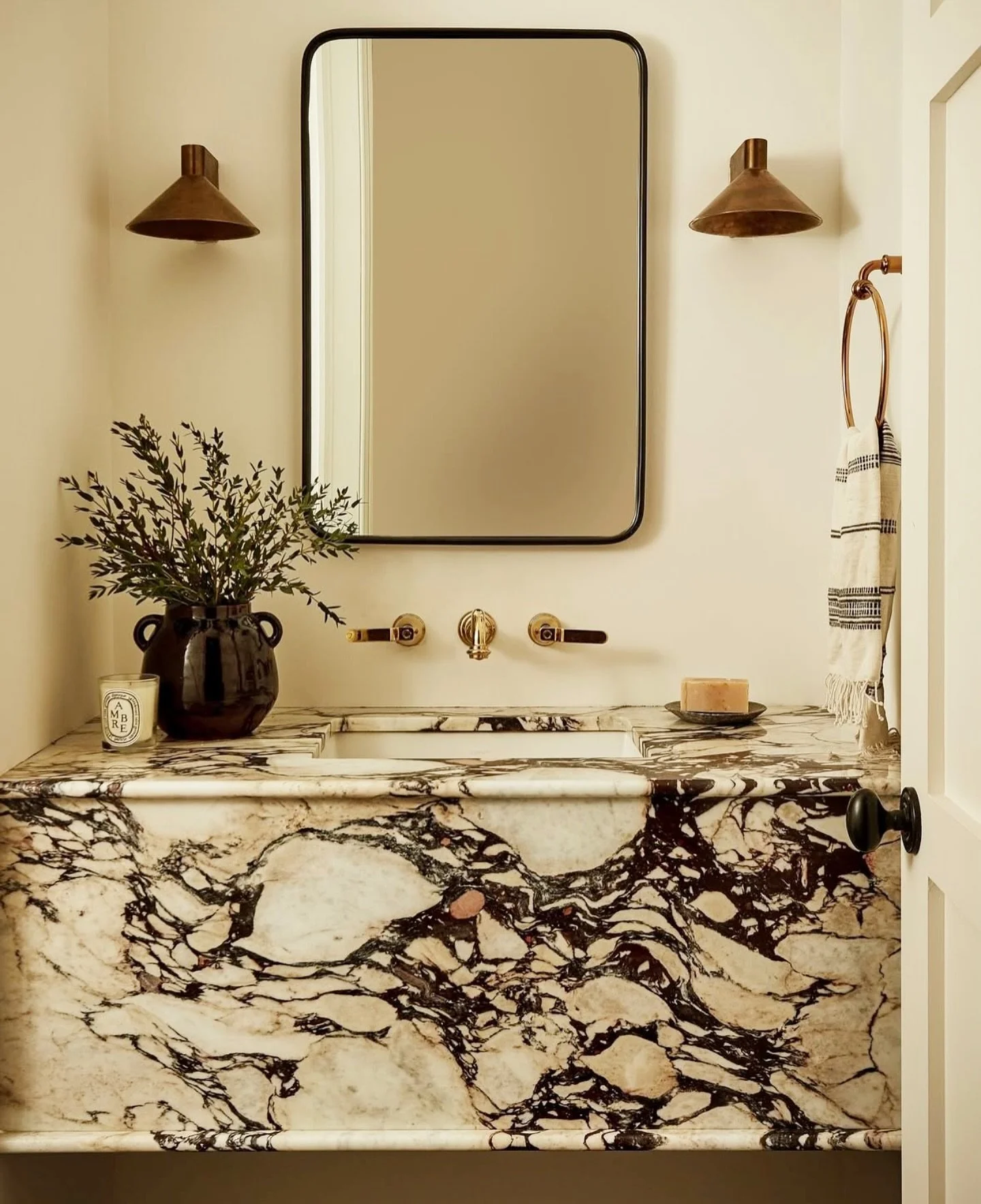 Dreamy marble vanity 
____
Design by @beccainteriors