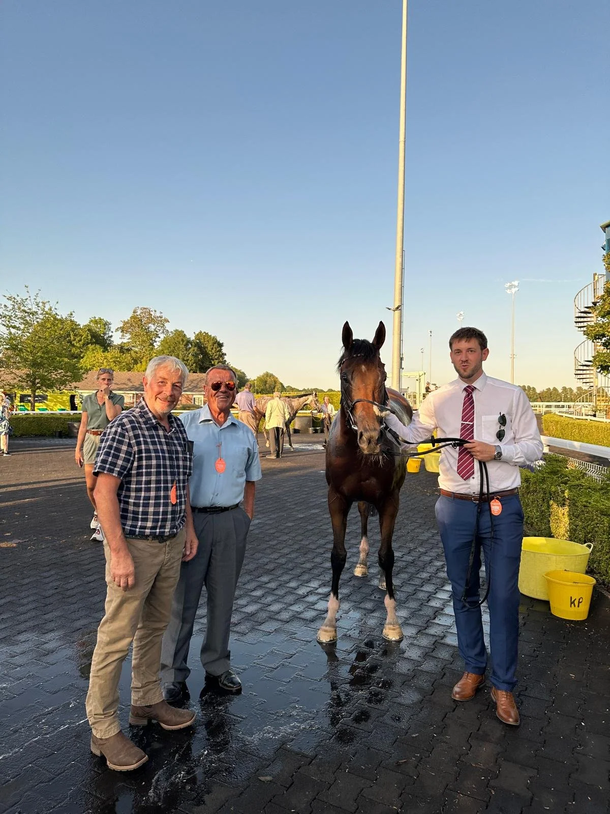 Fast finishing 3rd for Kiniro at Kempton!
