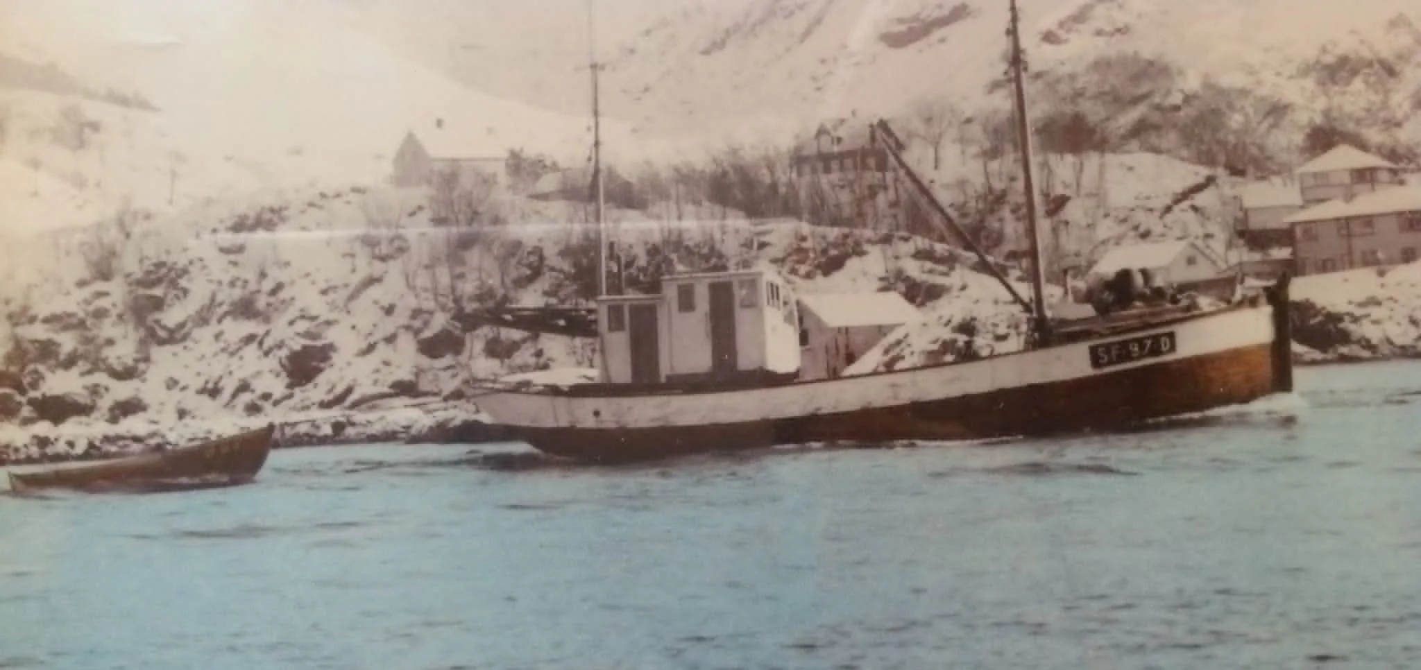 Kutteren «Trygg» (SF-97-D) på vei fra Måløy tilbake til havna i Husevåg. Båten viser hvordan sjøen var en viktig ferdselsvei mellom Husevåg og Måløy. Fotograf og årstall er foreløpig ikke avklart. Kilde/eier: familiealbumet til Kjell Husevåg.