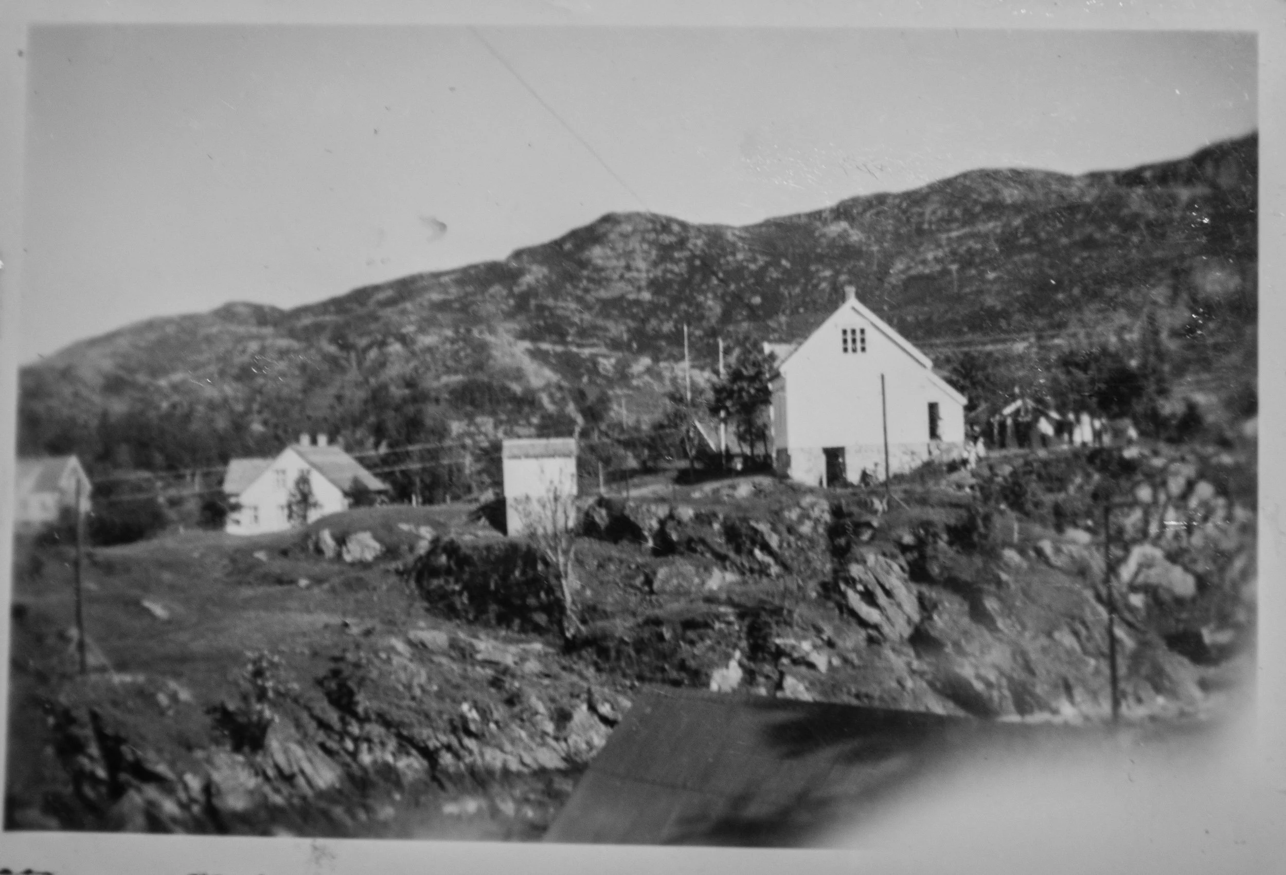 Skolehuset i Husevåg – det store hvite huset på bildet ble bygget i 1914 etter at Husevåg ble egen skolekrets i 1892. På en liten øy var skolen også en viktig fellesarena, og bygningen var skole frem til 2002. I dag brukes den som bygdas forsamlingsl