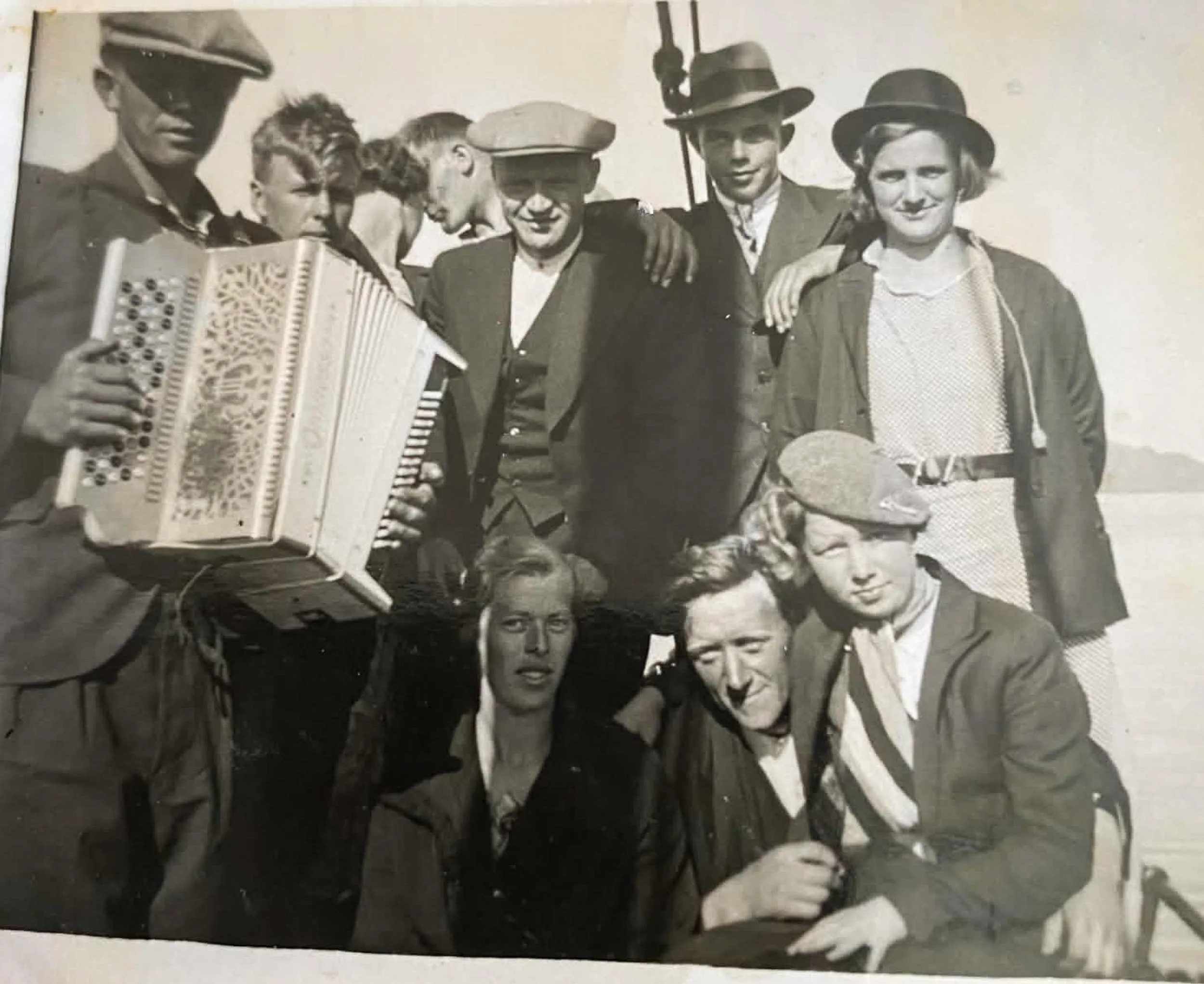 Ungdommer fra Krabbestig, Tytingvåg, Ramsevik og Husevåg på vei til en tilstelning, trolig i siste del av 1930-årene. Før det kom vei mellom bygdene på Husevågøy, var båten både transportmiddel og en viktig sosial møteplass. Ungdommene reiste sammen 