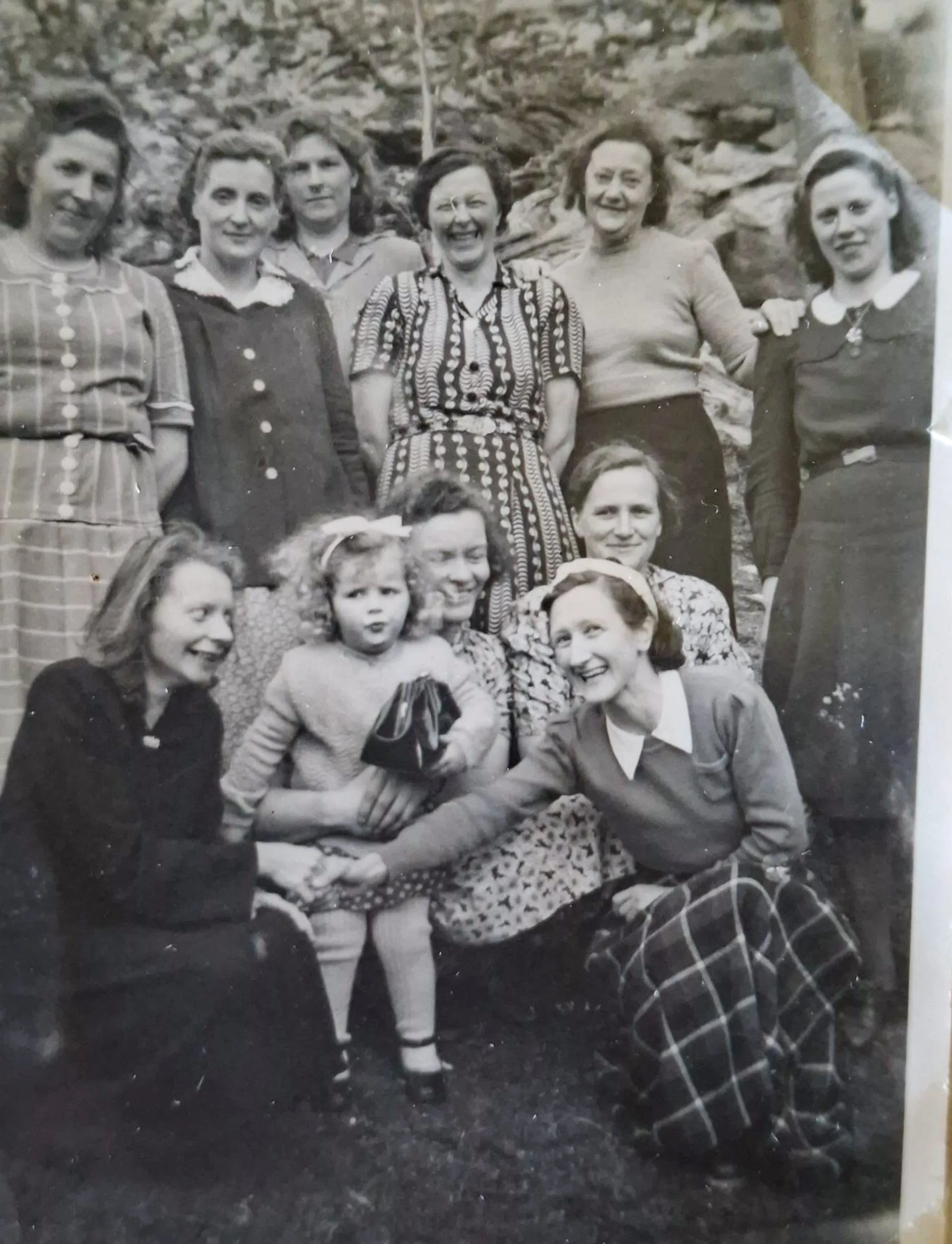 Kvinnenes foreningsarbeid i Husevåg, 1956–1957 – et mer uformelt gruppebilde fra den samme samlingen. Sittende foran fra venstre: fru Thorsen, Reidun, tre år, Hilda, Agnes og Jofrid. Bak fra venstre: Norun, Ranveig, Hildur, Sanna Thunli, en ukjent kv