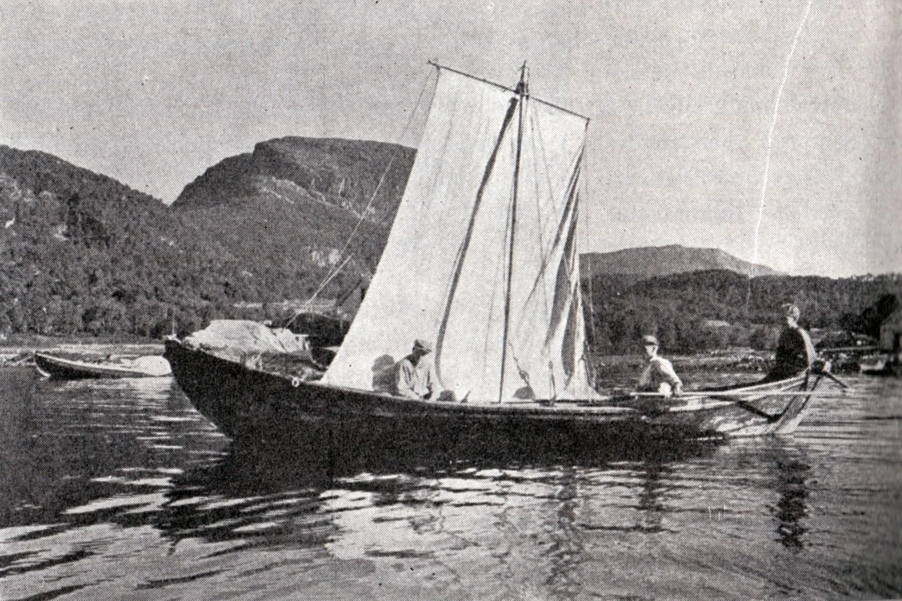 Svart-hvitt bilde av en tradisjonell norsk seksring, en åpen robåt med mast og tre par årer, fotografert ved Våg i Aure kommune på 1930-tallet av Kristian Kielland.