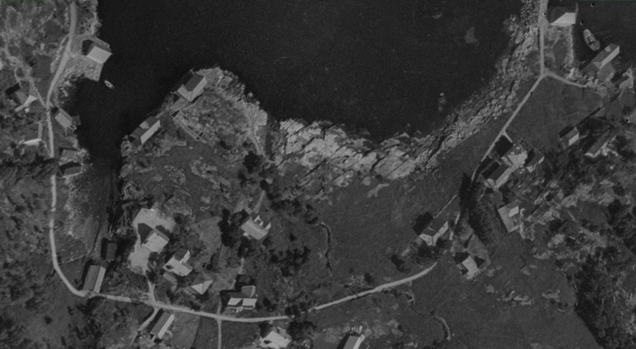 Flyfoto av Husevåg i 1968 med den smale kjerrevegen gjennom bygda.