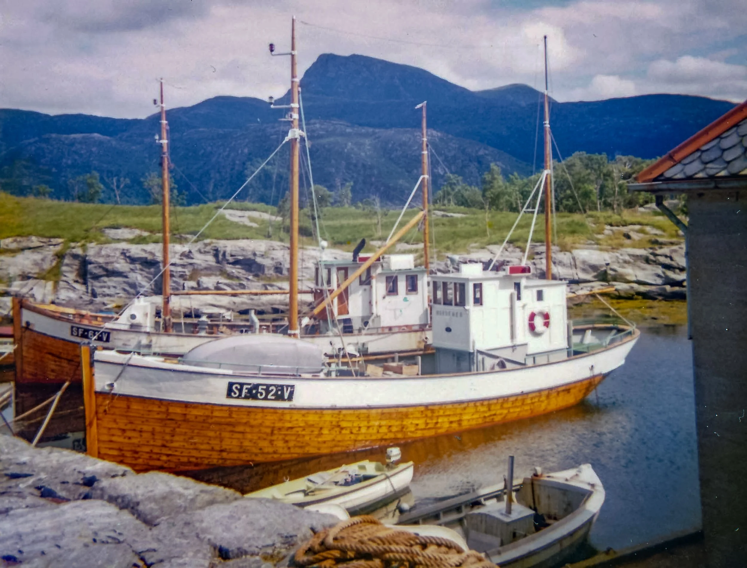 «Hovdenes» og «Strandholm» fortøyd ved moloen i Husevåg, med fiskerimerkene SF-52-V og SF-61-V.