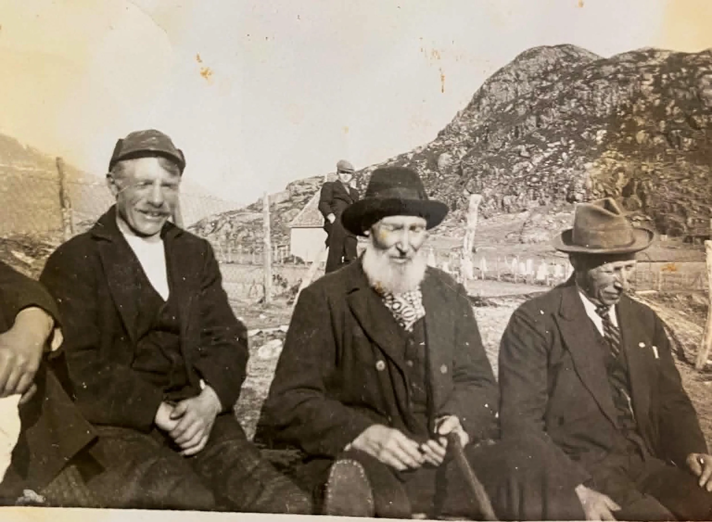 Helgedag ved skolehuset i Tytingvåg – fra venstre sitter Lars Elias Reielsen Bakke (født 7. januar 1873), Kristian Rasmussen Tytingvåg og Sammuel Nordbø. Lars Elias Bakke ble kalt «Klubben» fordi han var født på Nødset, også kalt Klubben, i Bremanger
