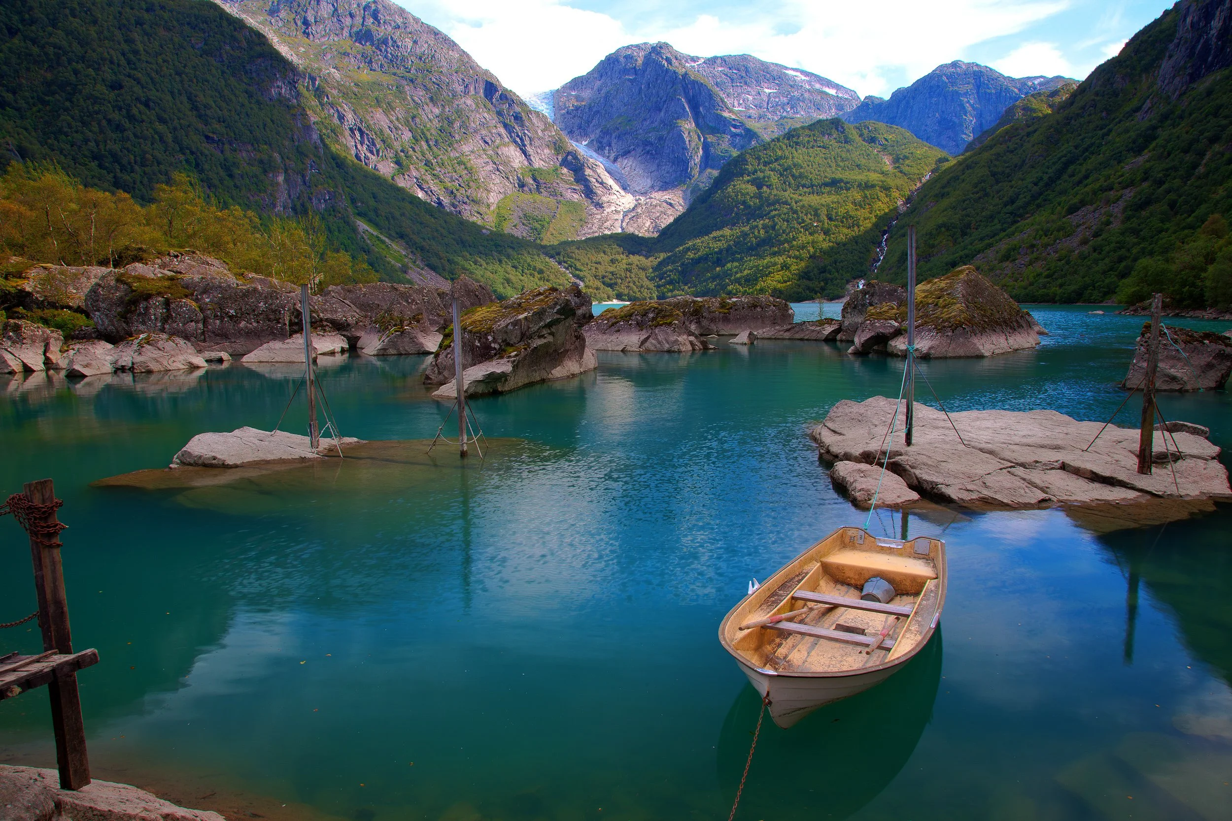 Bondhusvatnet in Hardanger – a small rowing boat on turquoise glacier water beneath steep valley walls.
