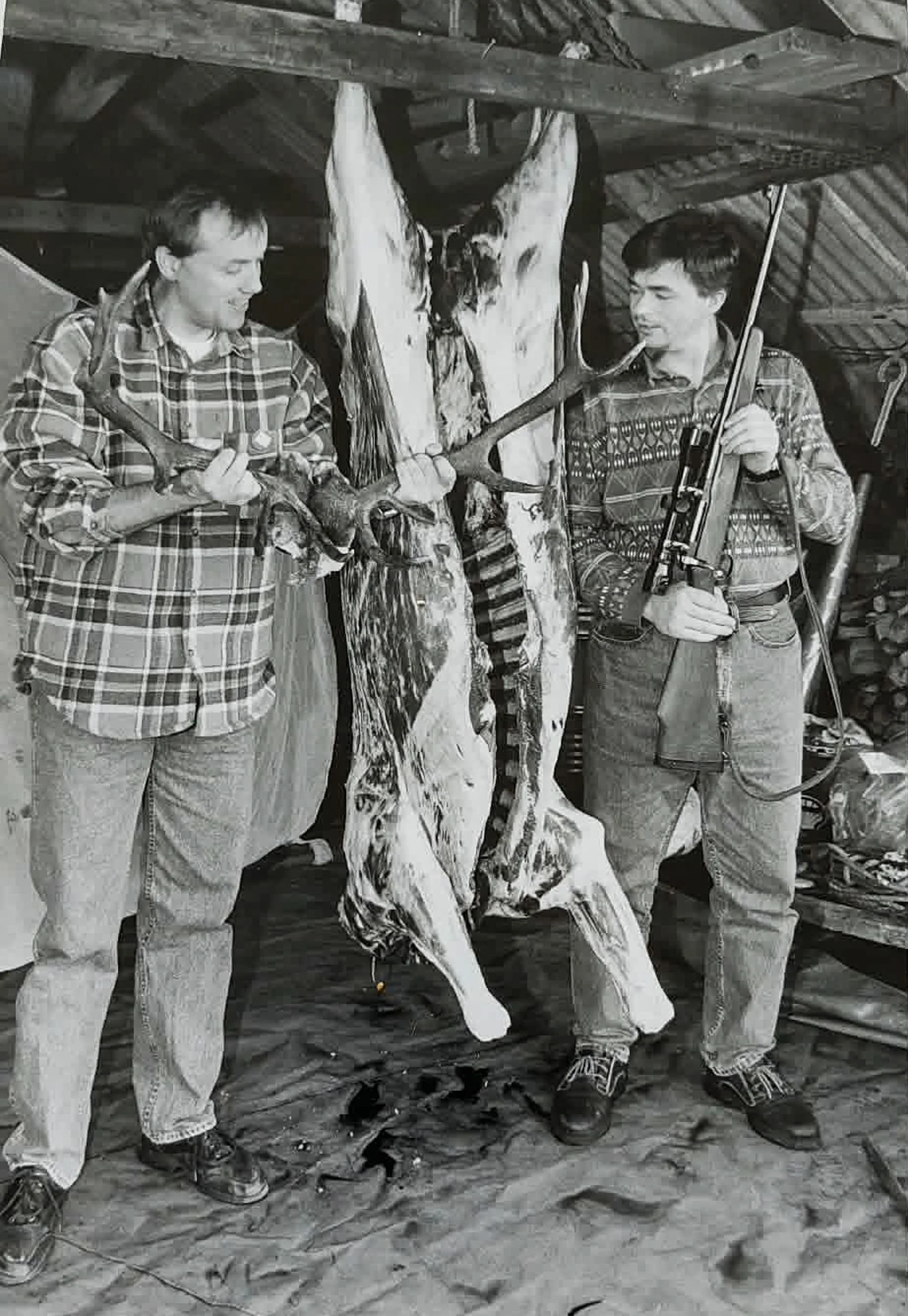 Hjortejakt på Husevågøy, høsten 1994 – Isak Husevåg til venstre og Dag Husevåg med en 115 kilo tung seksgreiner som Isak felte ved Hovdeneset. Ifølge en reportasje i Fjordenes Tidende begynte husevågarene med hjortejakt i 1993, etter at en liten hjor