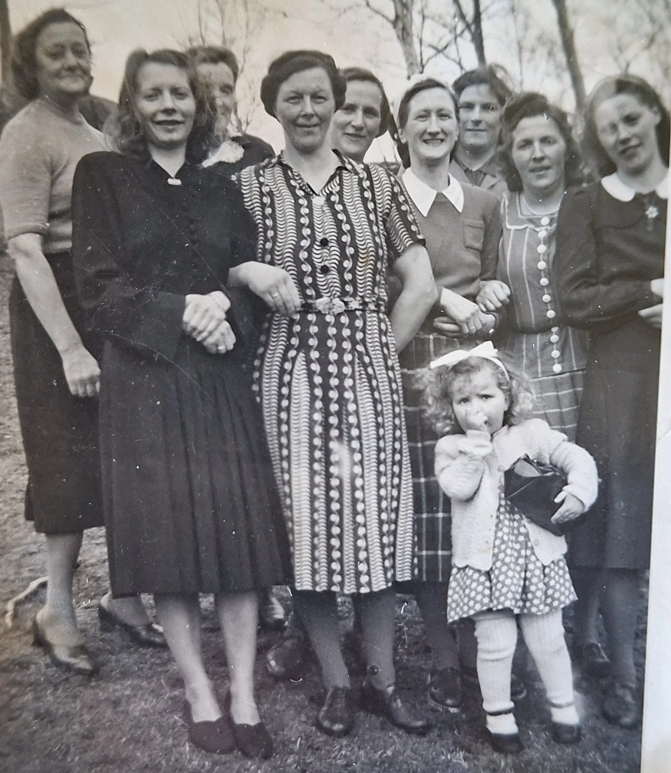 Kvinnenes foreningsarbeid i Husevåg, 1956–1957 – kvinner fra bygdas foreningsmiljø samlet til gruppebilde. Foran fra venstre står fru Thorsen, ektefellen til ingeniøren som hadde ansvar for utbyggingen av strømnettet på Husevågøy, Sanna Thunli, Jofri