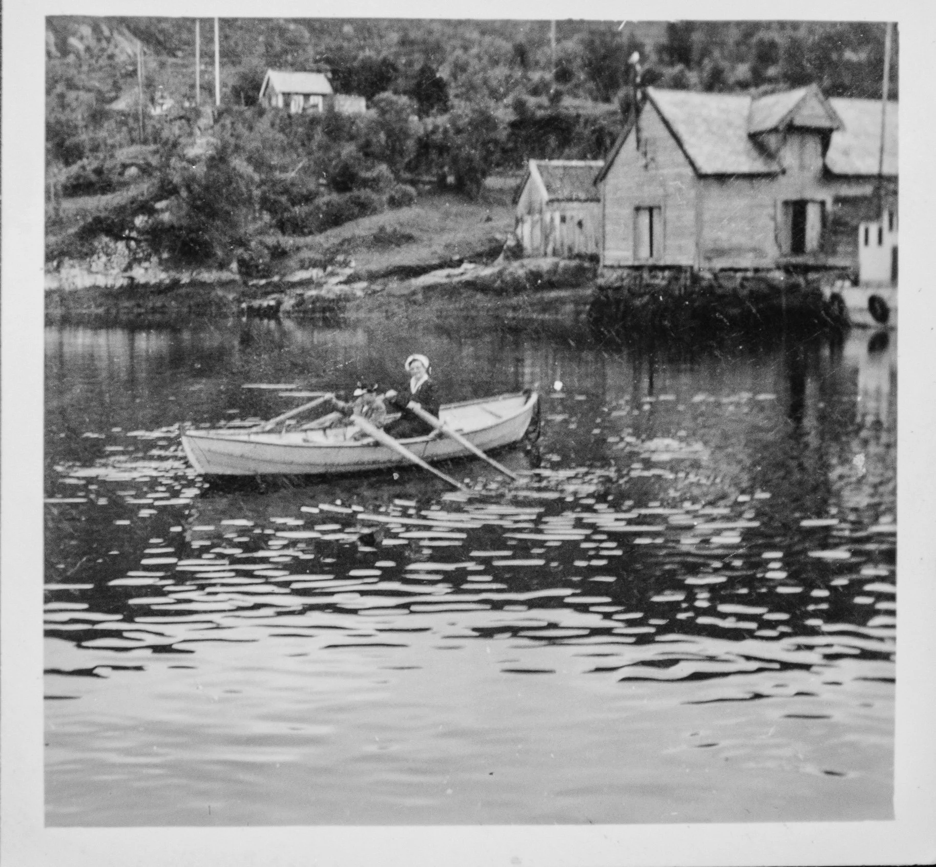 Færing ved sjøhusene i Husevåg – en tradisjonell robåt brukt til hverdagsferdsel og arbeid ved sjøen. Bildet er tatt i området som senere ble liggende innenfor moloen ved Gardsholmen, der fiskebåtene fikk en tryggere og mer skjermet plass mot storhav