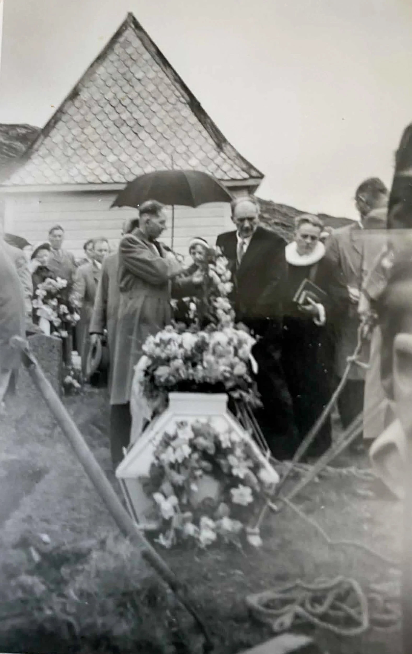 Gravferden til Sigurd Husevåg ved gravplassen i Tytingvåg, mai 1959. Kisten står ved graven mens sokneprest Odd Lothe leder seremonien. De øvrige personene på bildet er foreløpig ikke identifisert.
Sigurd Husevåg var lærer ved Husevåg skole fra 1918 