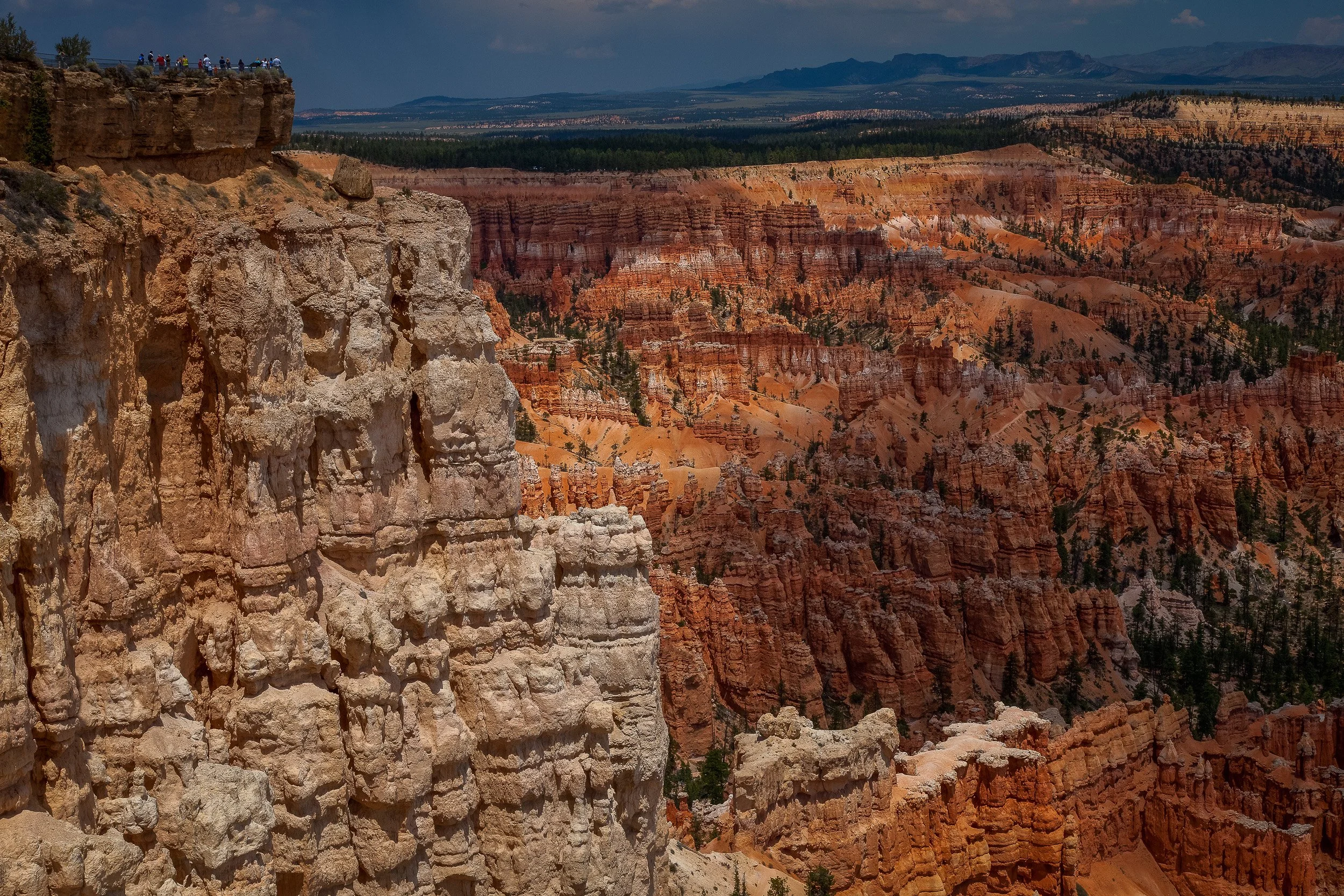 Cliffs and hoodoos overlooking the Bryce Canyon amphitheatre, Utah.