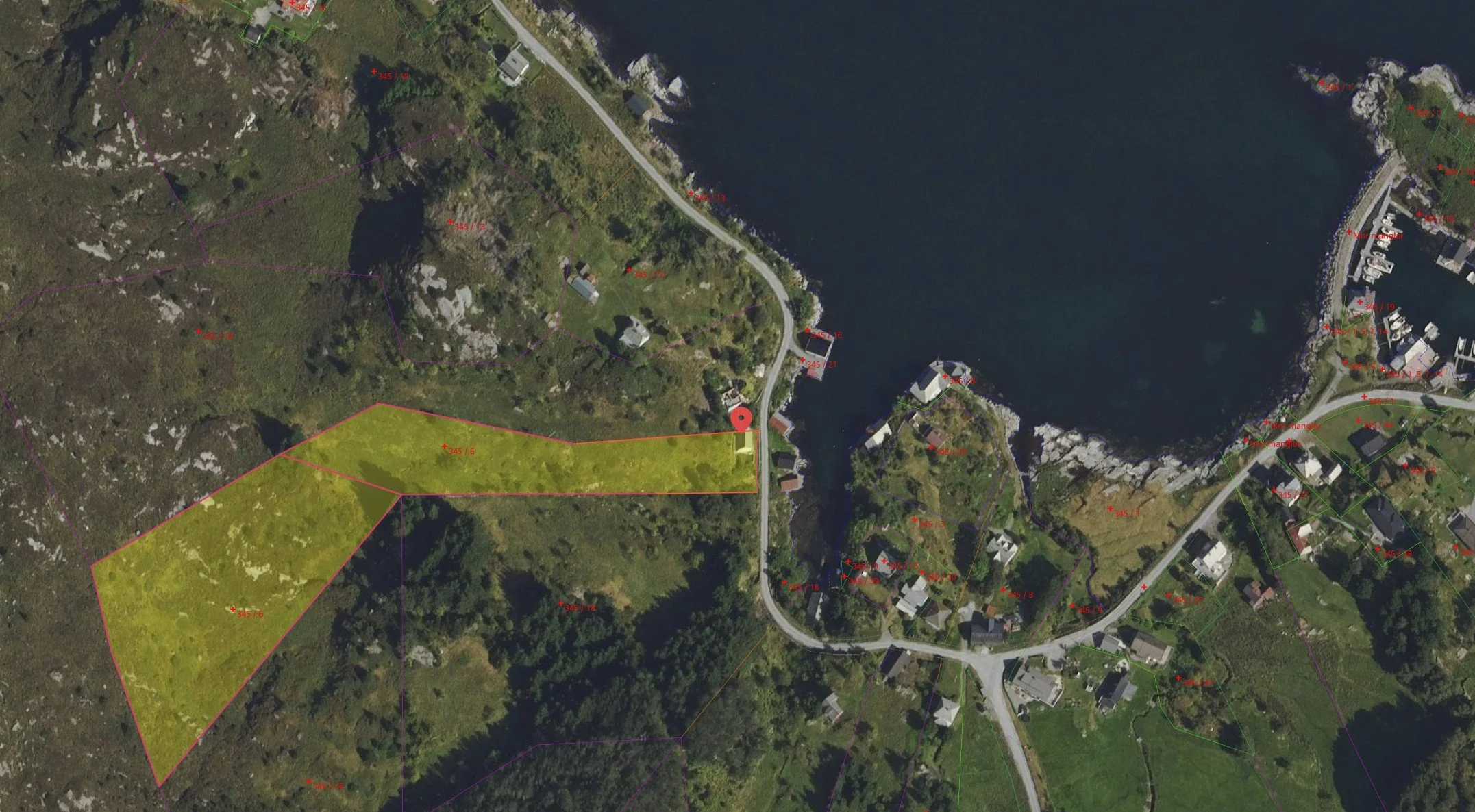Flyfoto og eiendomskart over Stigen i Husevåg, Kinn gnr. 345 bnr. 6, med eiendommens registrerte arealer markert i gult fra Husevågvegen og vestover.