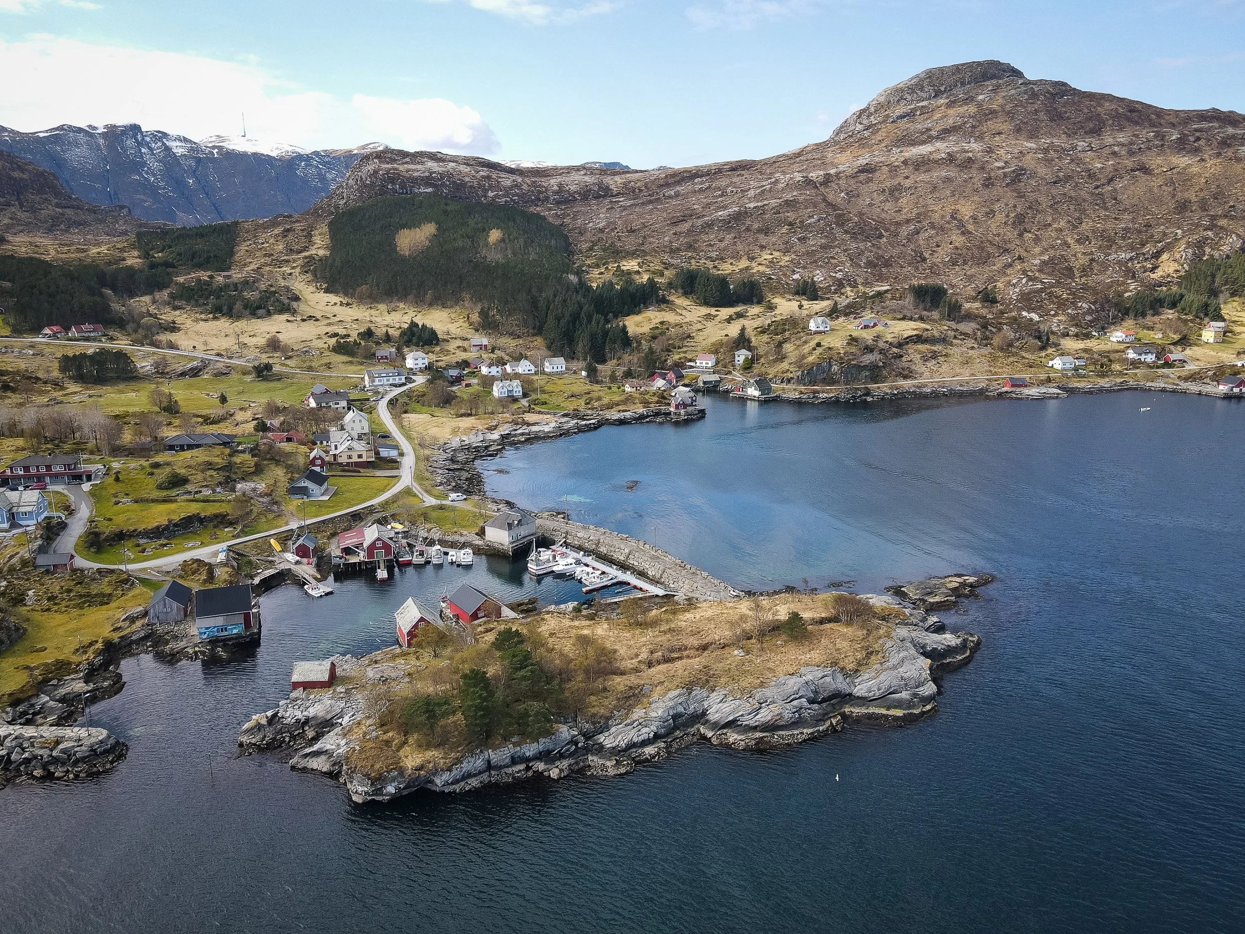 Dronebilde fra Husevåg med Moloen i forgrunnen