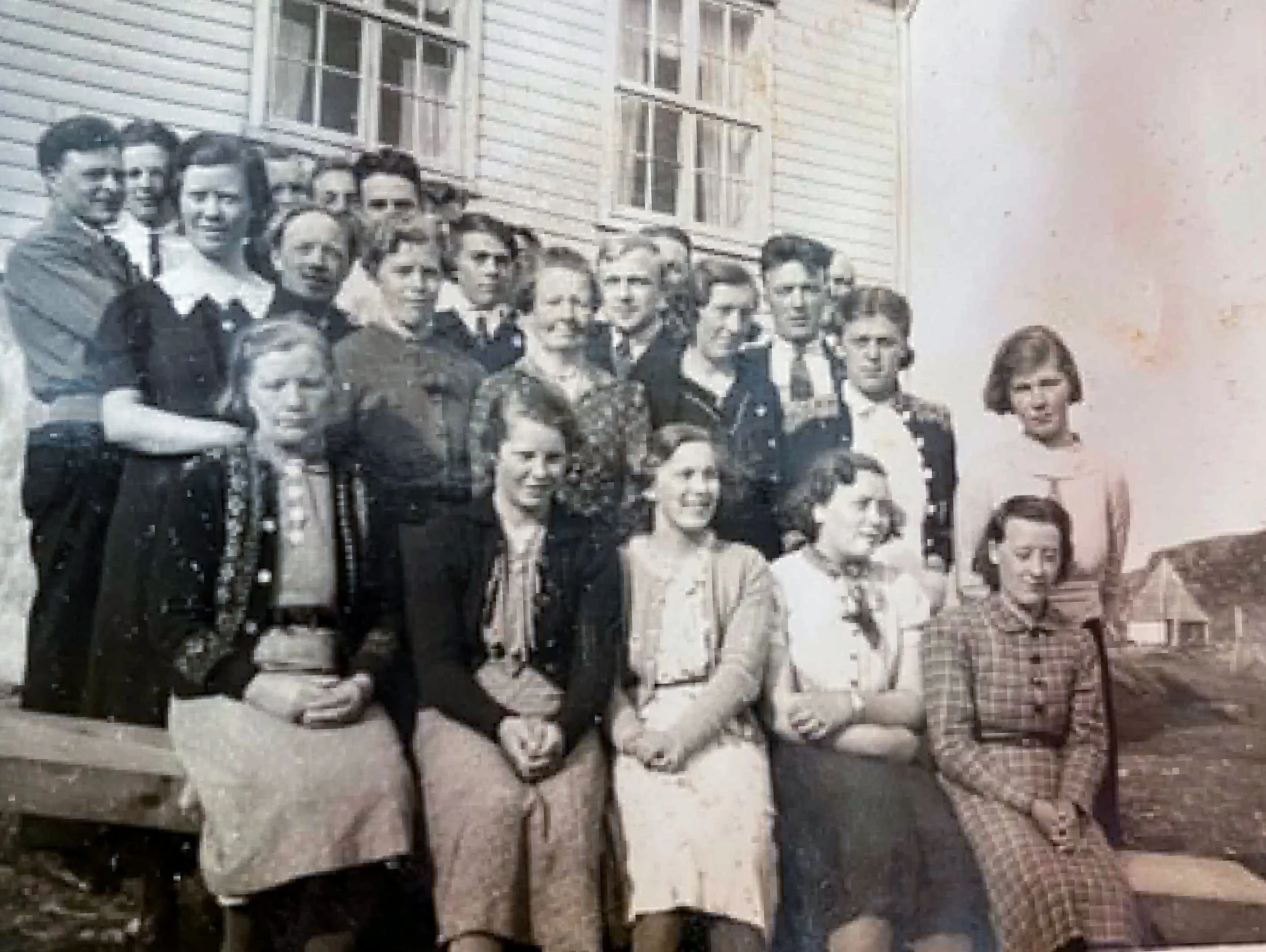 Ungdomslaget Samhald på Husevågøy – medlemmer fra Krabbestig, Tytingvåg og Ramsevik samlet til gruppebilde. Samhald ble stiftet 1. desember 1929 og hadde blant annet lagsbladet Havgula, eget sangkor og et omfattende lagsbibliotek. Laget kjøpte tomt t