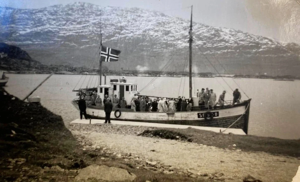 Gravferd fra Husevåg til Tytingvåg, mai 1959 – kutteren «Trygg» SF-97-D, bygget i 1910, fraktet kisten etter Sigurd Husevåg til gravplassen i Tytingvåg. Sigurd Husevåg var skolelærer, kordirigent og en sentral person i bygdelivet. Før det kom vei mel
