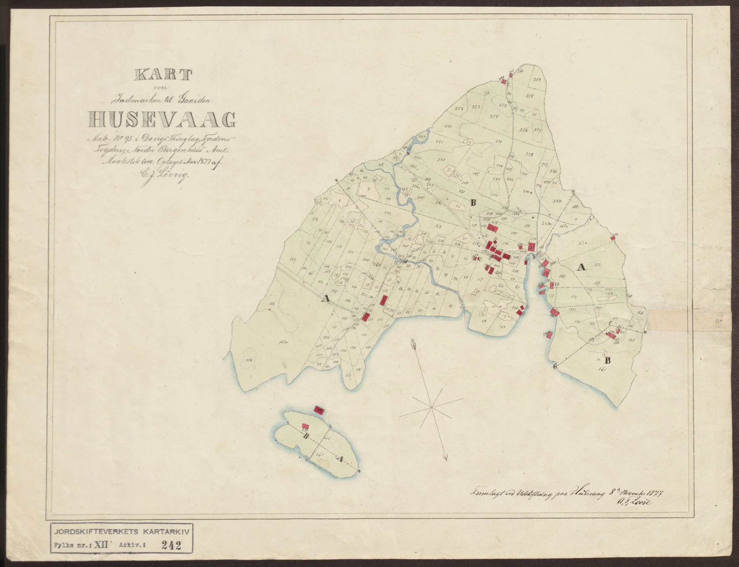 Håndtegnet utskiftningskart fra 1877 over Husevåg med Vågen, røde bygninger, blå vannløp og nummererte jordflater.