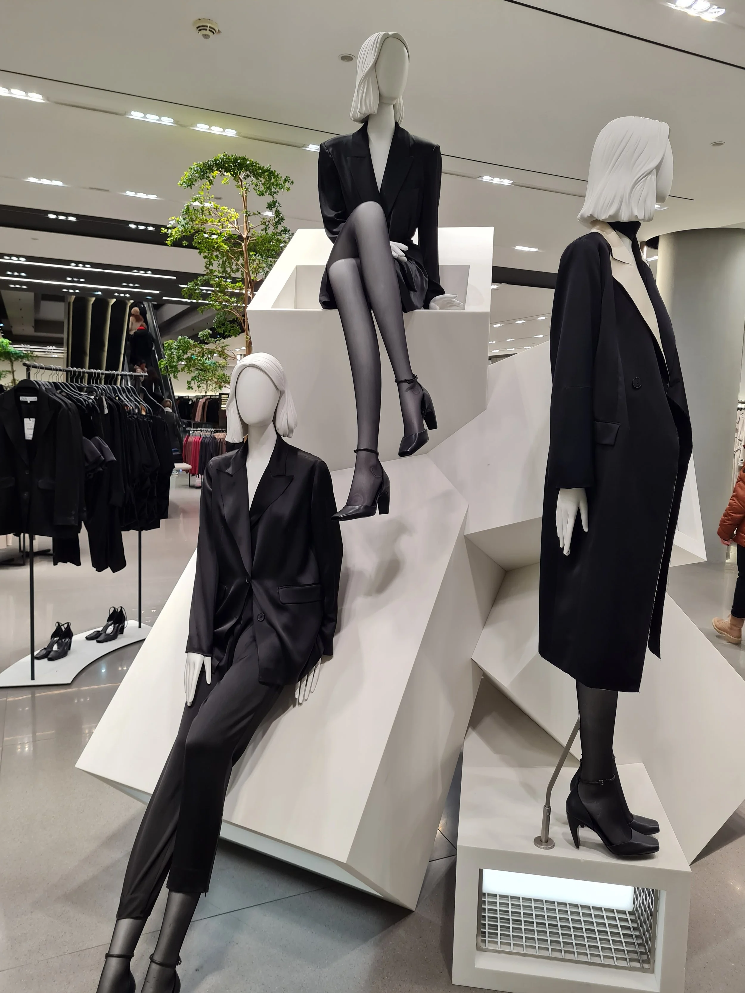 Auswahl moderner Damenmode in einem Geschäft während eines Personal Shopping Termins mit Stilberatung.