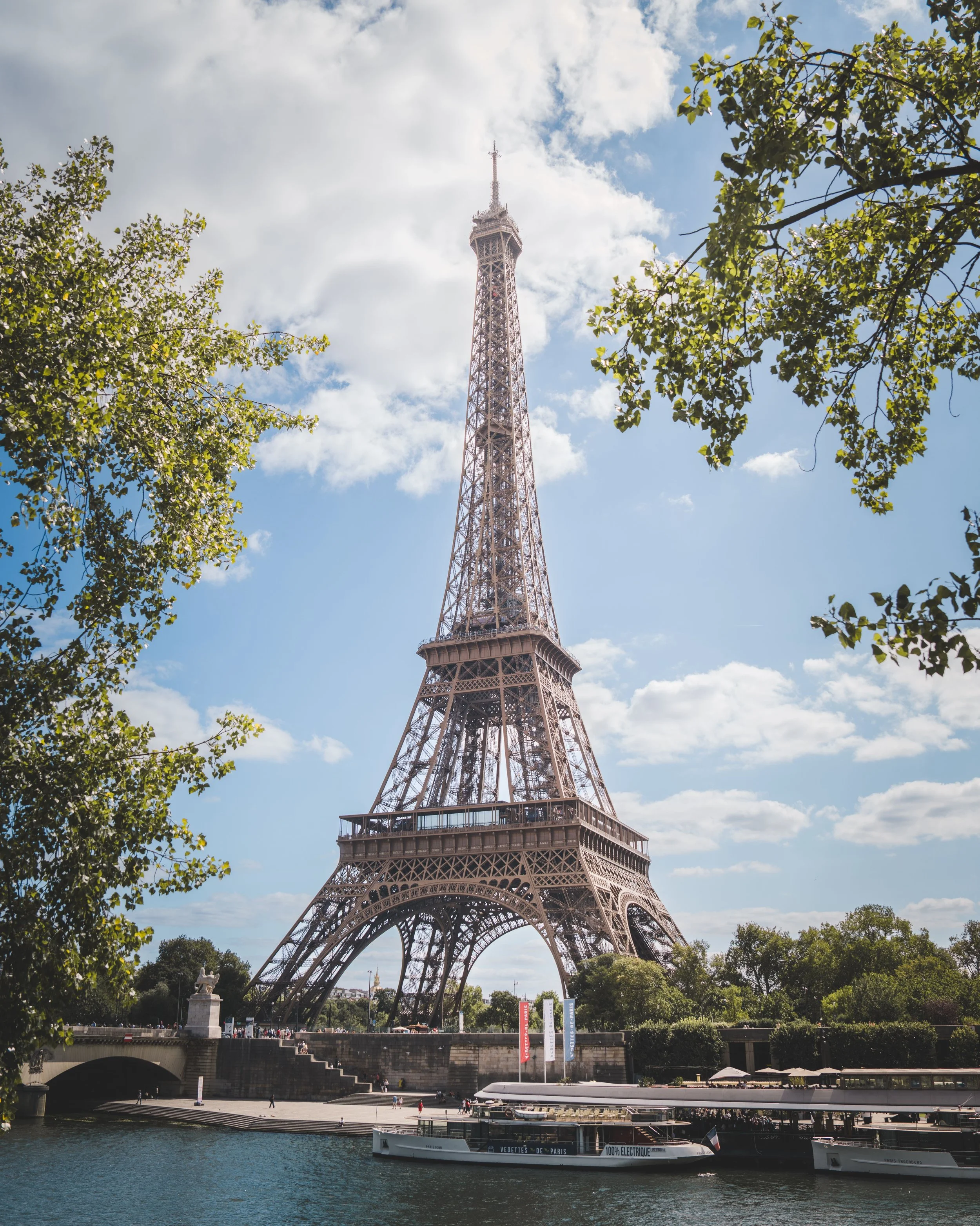 Eiffelturm in Paris als Symbol für die exklusive Shoppingtour nach Paris