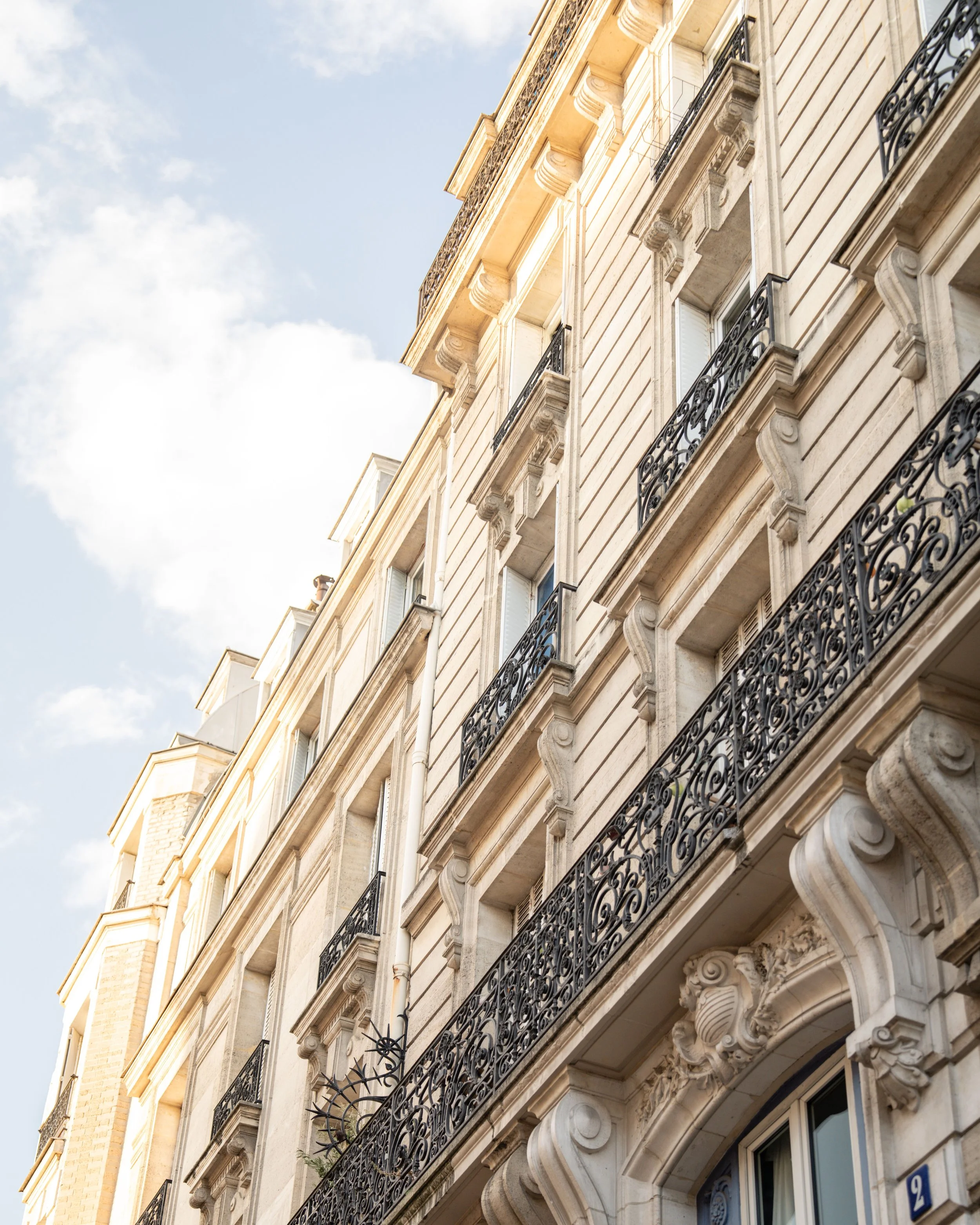 Elegante Häuserfassade in Paris als Inspiration für eine exklusive Shoppingtour