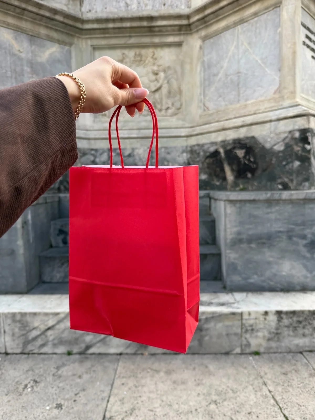 Rote Einkaufstasche als Symbol für Gutscheine und Geschenke.