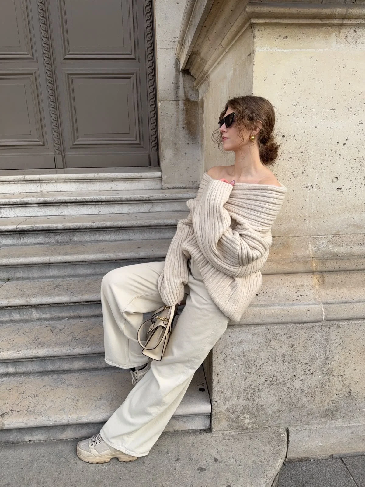 The Neutral Blazer-Gründerin Luise Albrecht in Paris beim Louvre in einem komplett beigen monochromen Outfit mit einer Tasche von Coach und einem Pullover von Source Unknown