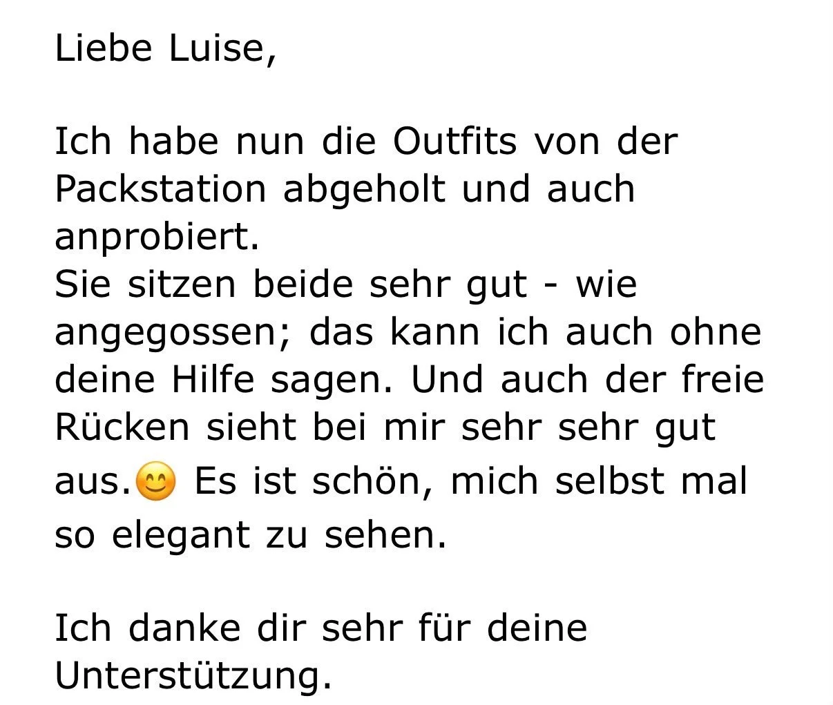 Eine Kundin lobt, dass das Online Shopping fantastisch geklappt hat und die Kundin sich freut, sich mal so elegant zu sehen. Es war ein Shopping für eine italienische Hochzeit im Black Tie Stil als Hochzeitsgast.