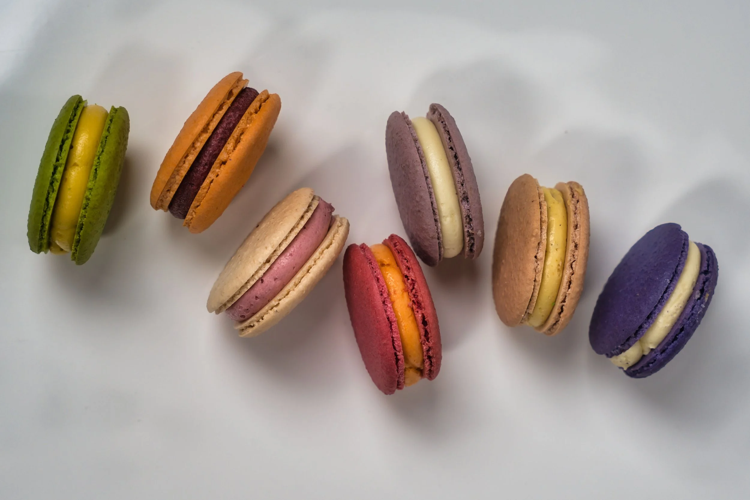 Bunte Macarons als süßes Extra bei der exklusiven Paris Shoppingtour