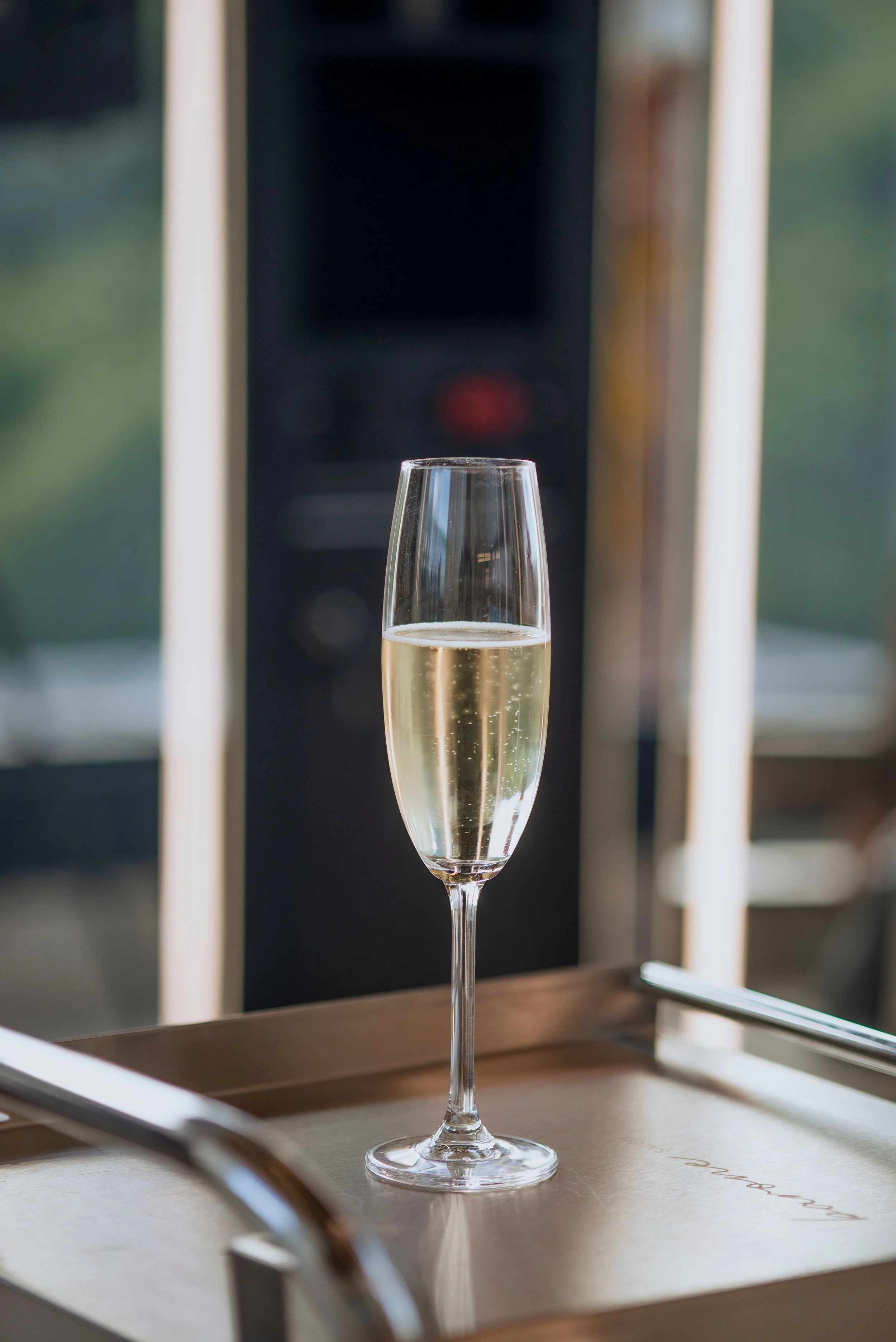 Glas Champagner als Symbol für eine stilvolle Pause während der Paris Shoppingtour