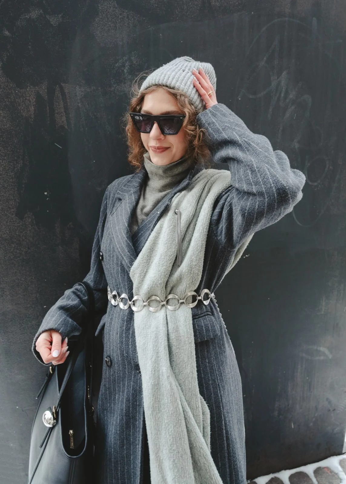 Luise Albrecht, The Neutral Blazer, bei der Fashion Week in einem ganz grauen Outfit und silbernen sowie schwarzen Accessoires