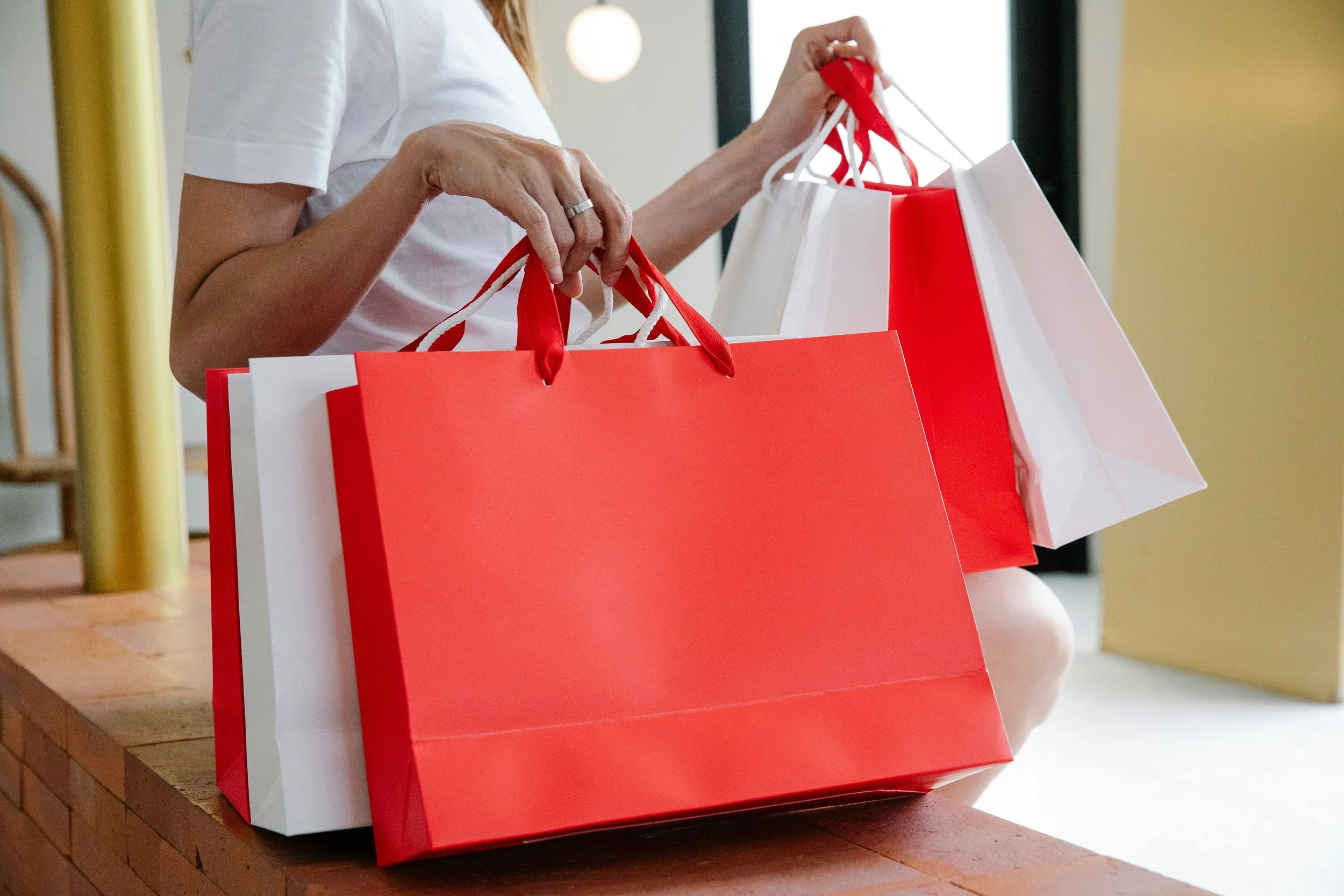 Rote Einkaufstaschen als Symbol für ein stilvolles Shopping-Erlebnis