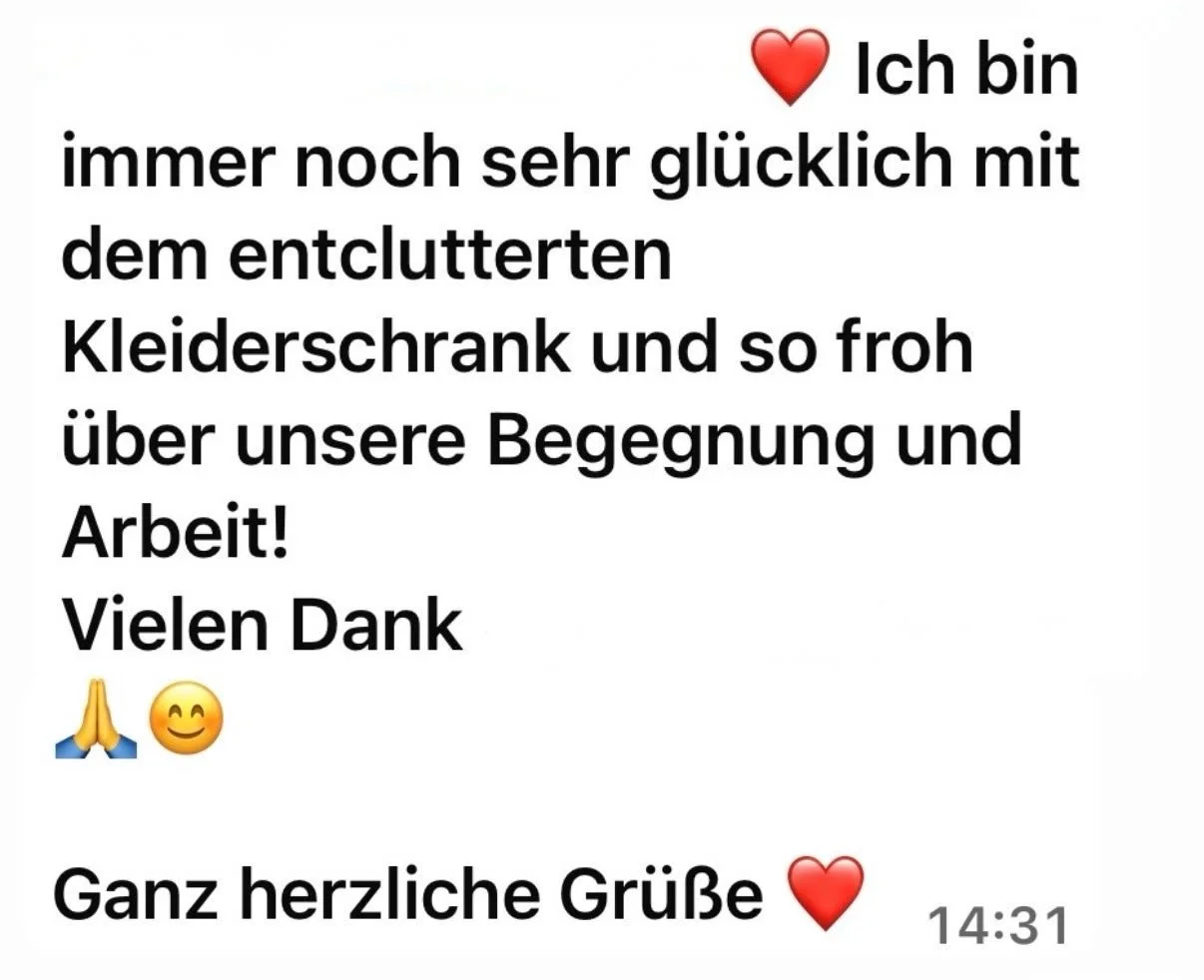 Screenshot einer Kundennachricht: Eine Kundin bedankt sich bei Luise und schreibt, dass sie immer noch sehr glücklich mit dem entclutterten Kleiderschrank und der gemeinsamen Arbeit ist.