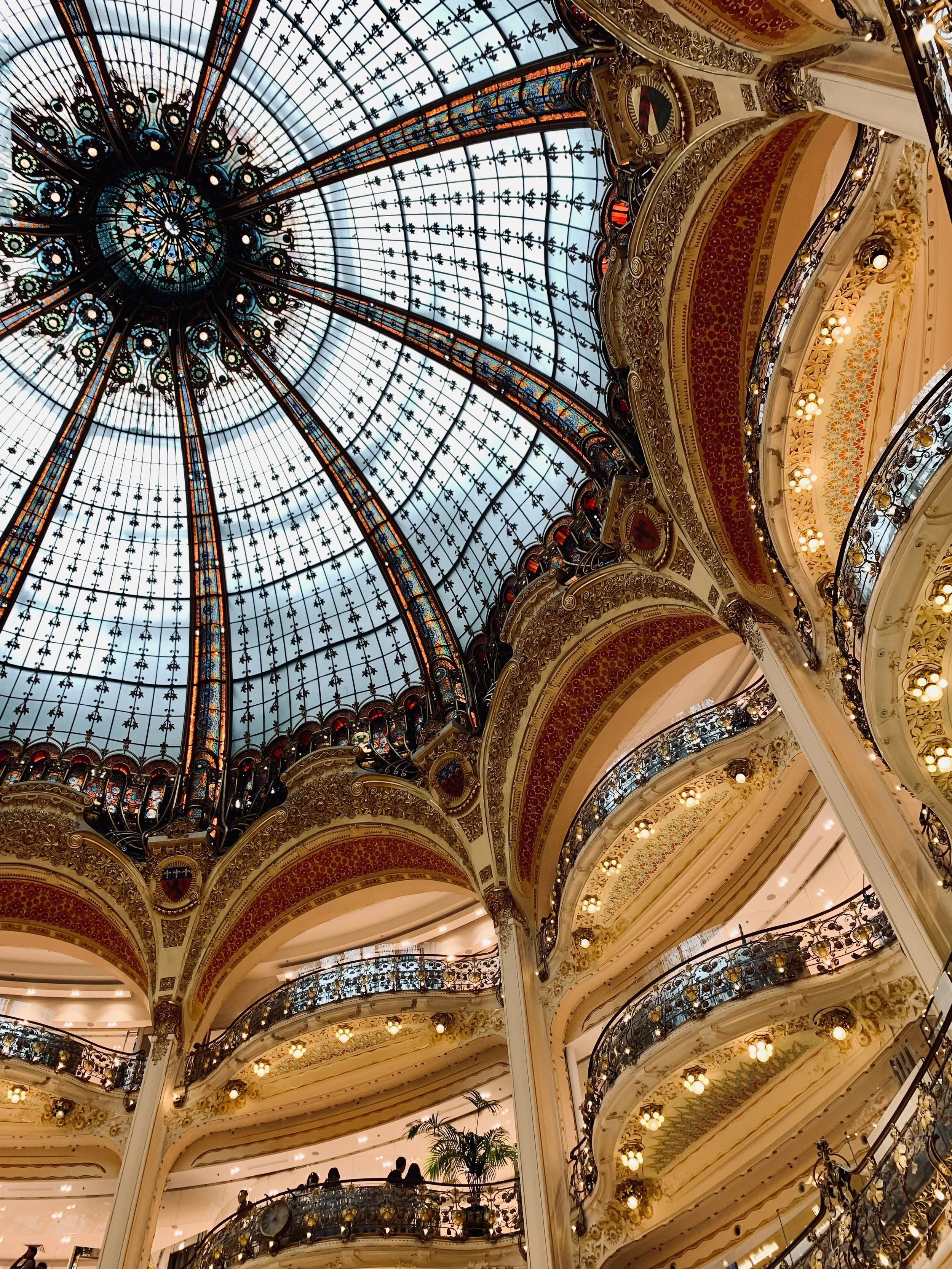 Glaskuppel der Galeries Lafayette als ikonischer Ort für Shopping in Paris