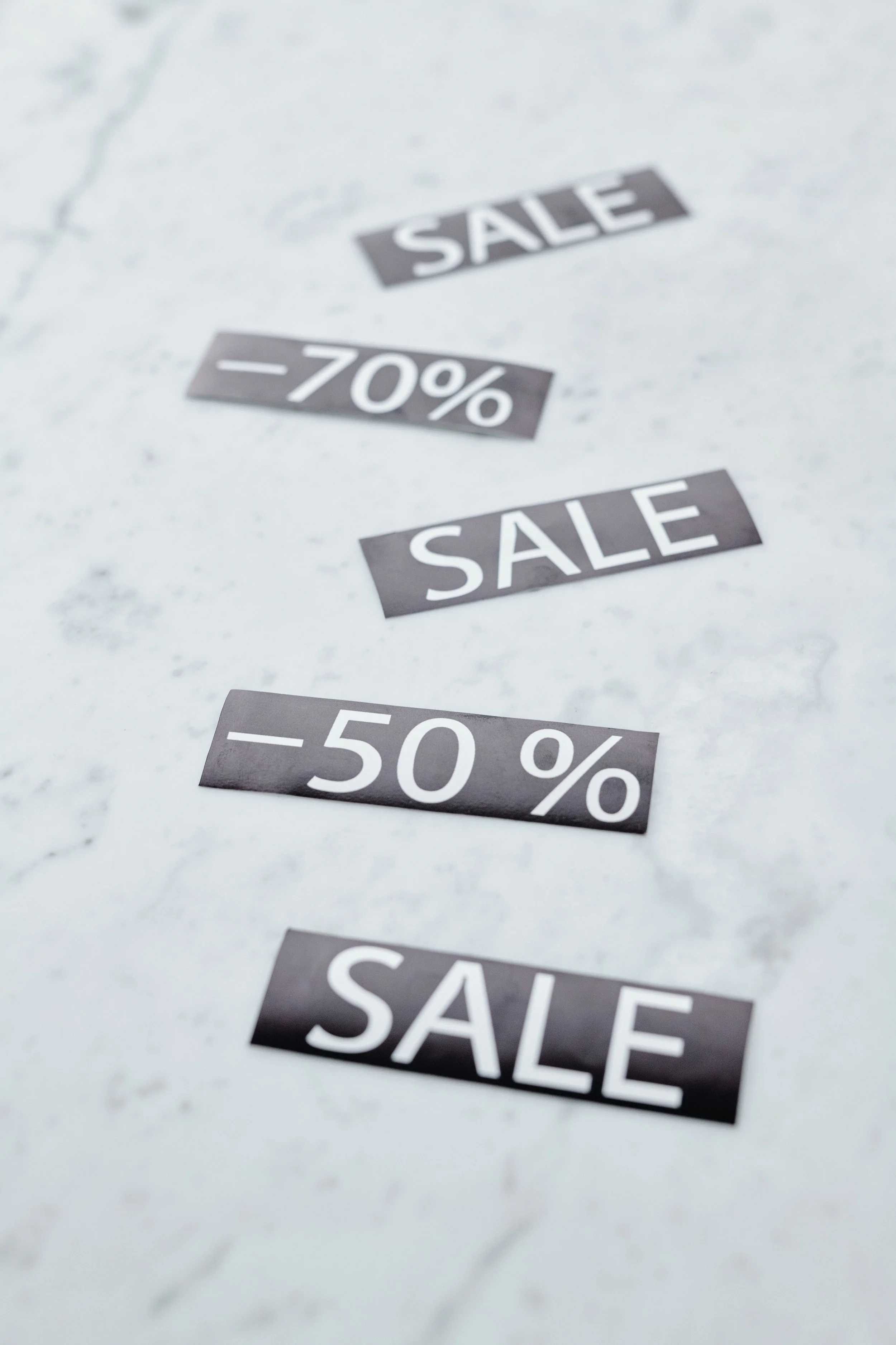 Sale-Schilder als Symbol für reduzierte Designerstücke im Outlet Shopping