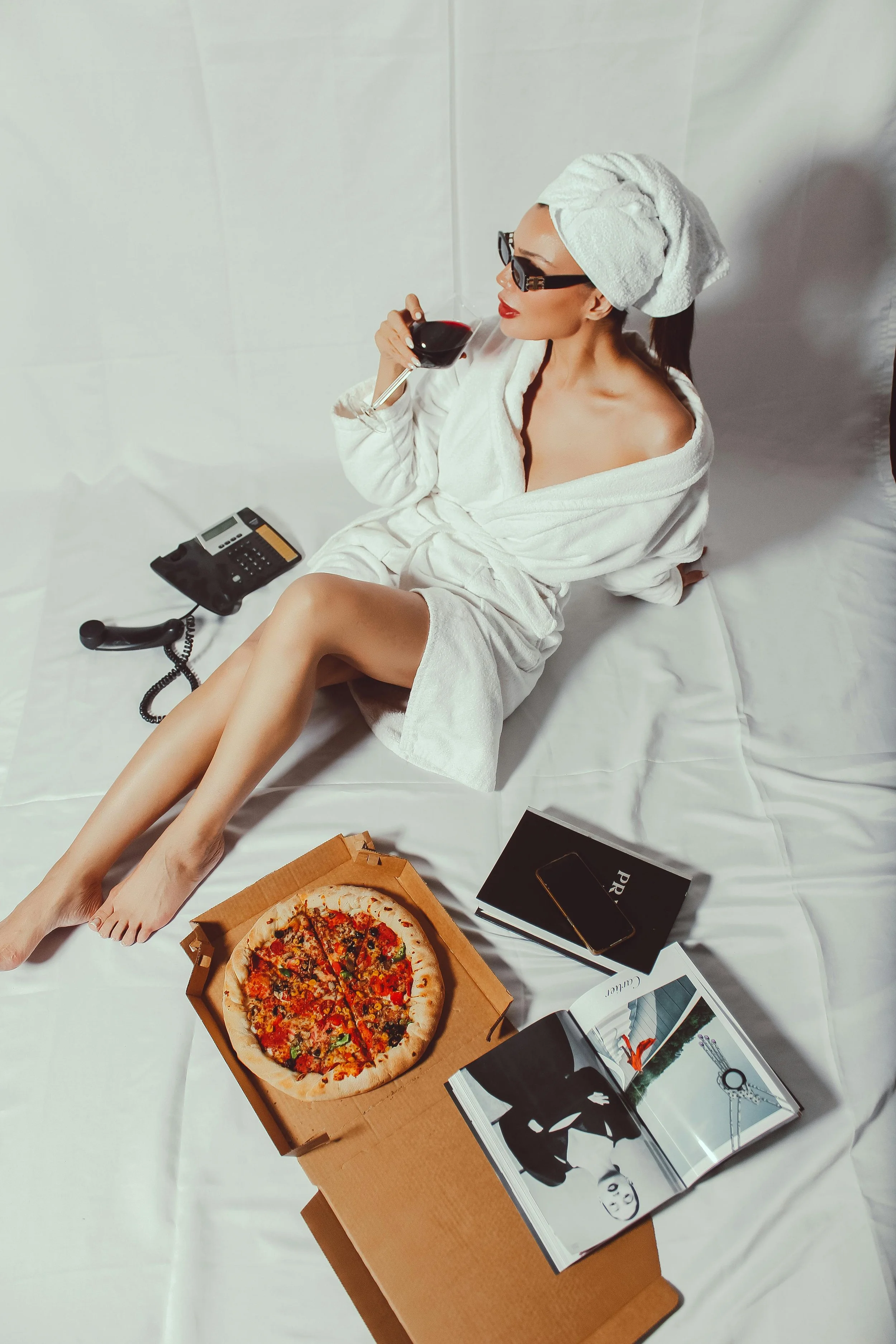 Entspannte Styling Party mit Mode, Wein und Self-Care-Atmosphäre.