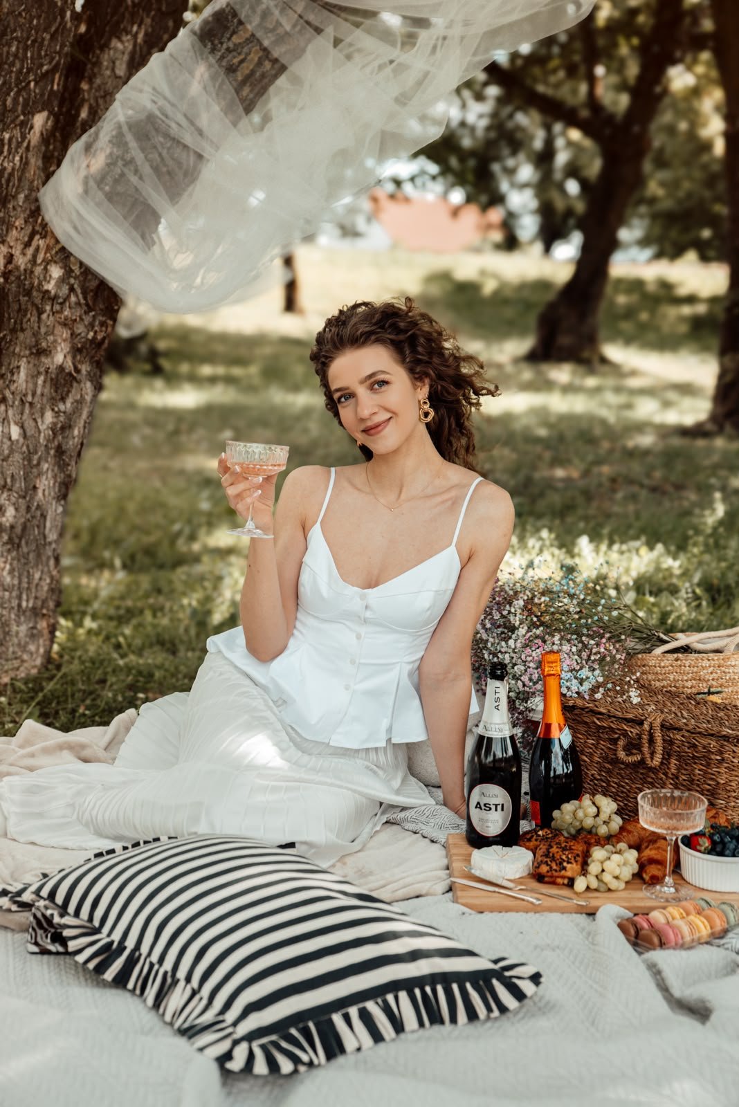 Luise Albrecht (TNB) in Litauen bei einem Picknick in einem ganz weißen eleganten Outfit