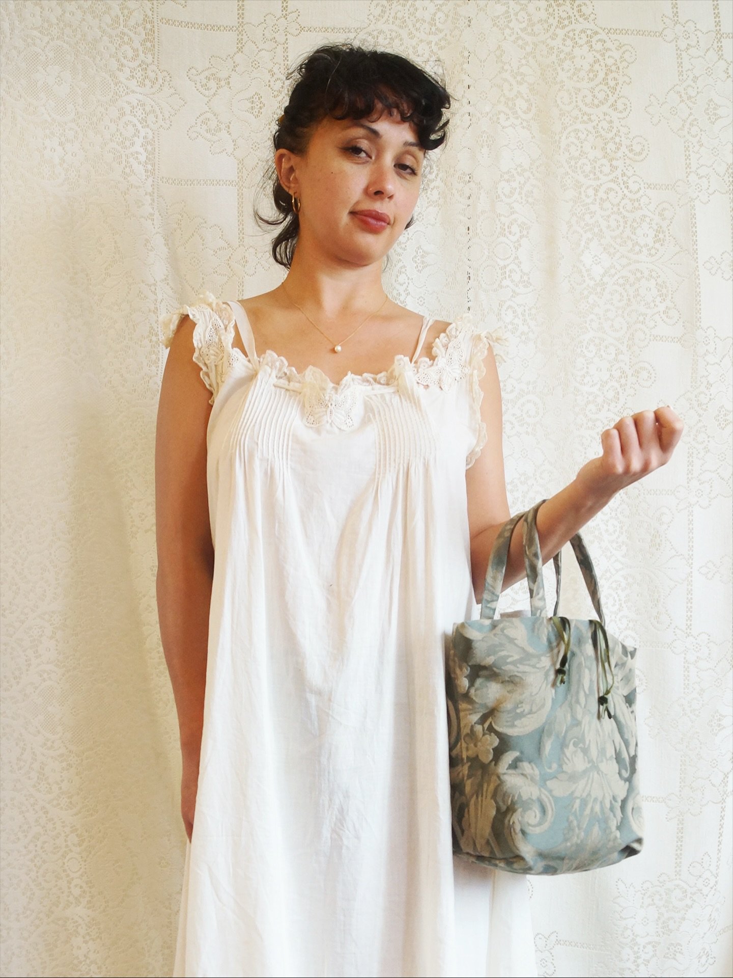 Baroque Damask Tote, Small⚜️

This bag feels like carrying a small piece of an old manor&rsquo;s tapestry, foliage rendered in moss green and goldden beige. 
The vintage damask exterior holds the memory of another era, 
while a rustic linen pouch blo