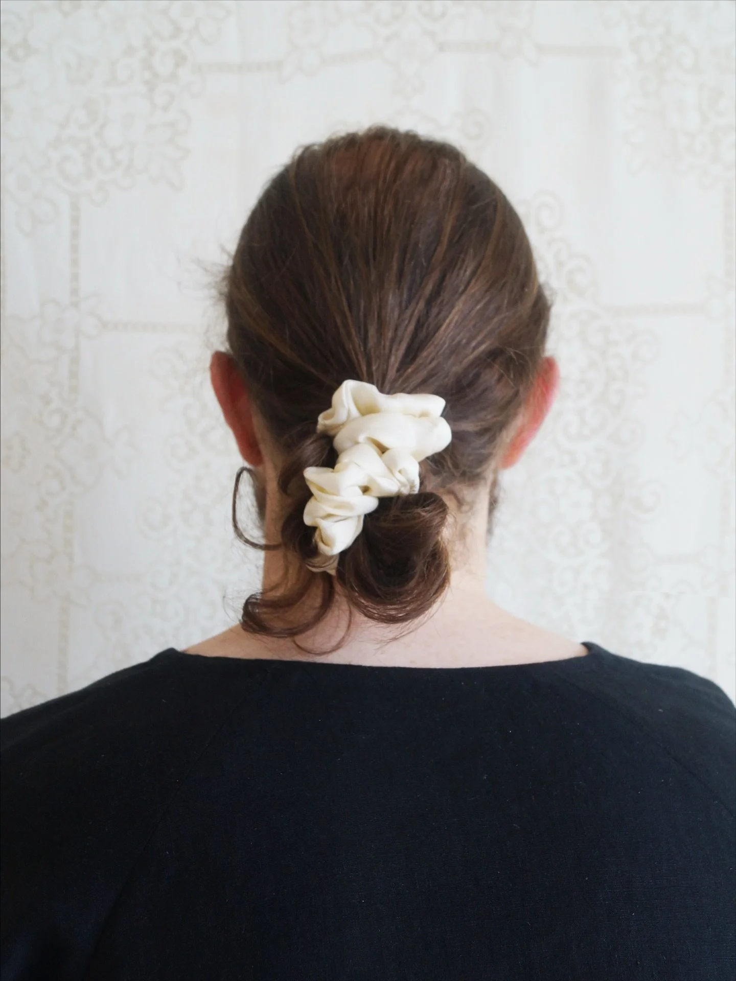 Silk Creme Chouchou, Scrunchie
💭
A soft, luminous cloud crafted from silk&mdash; made for all hair types.
Silk&rsquo;s smooth surface cradles each strand, reducing friction so your hair stays softer, shinier, and free of the breakage that harsh elas