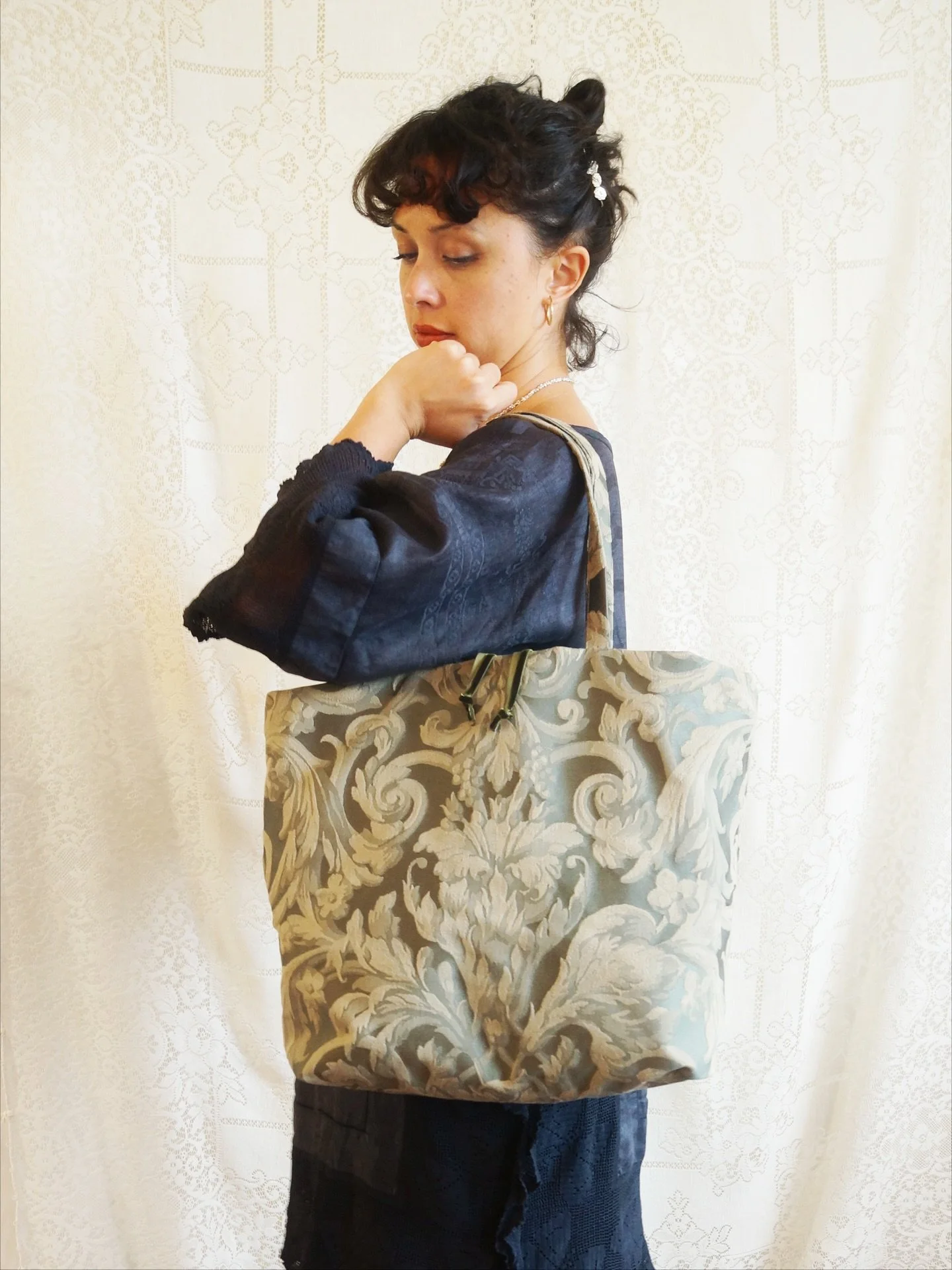 Baroque Damask Tote, Large
⚜️
Like a tapestry gathered from an old manor, this larger tote carries sweeping foliage in moss green and golden beige. Its vintage damask exterior feels like a story woven in cloth, while the rustic linen pouch unfurls fr
