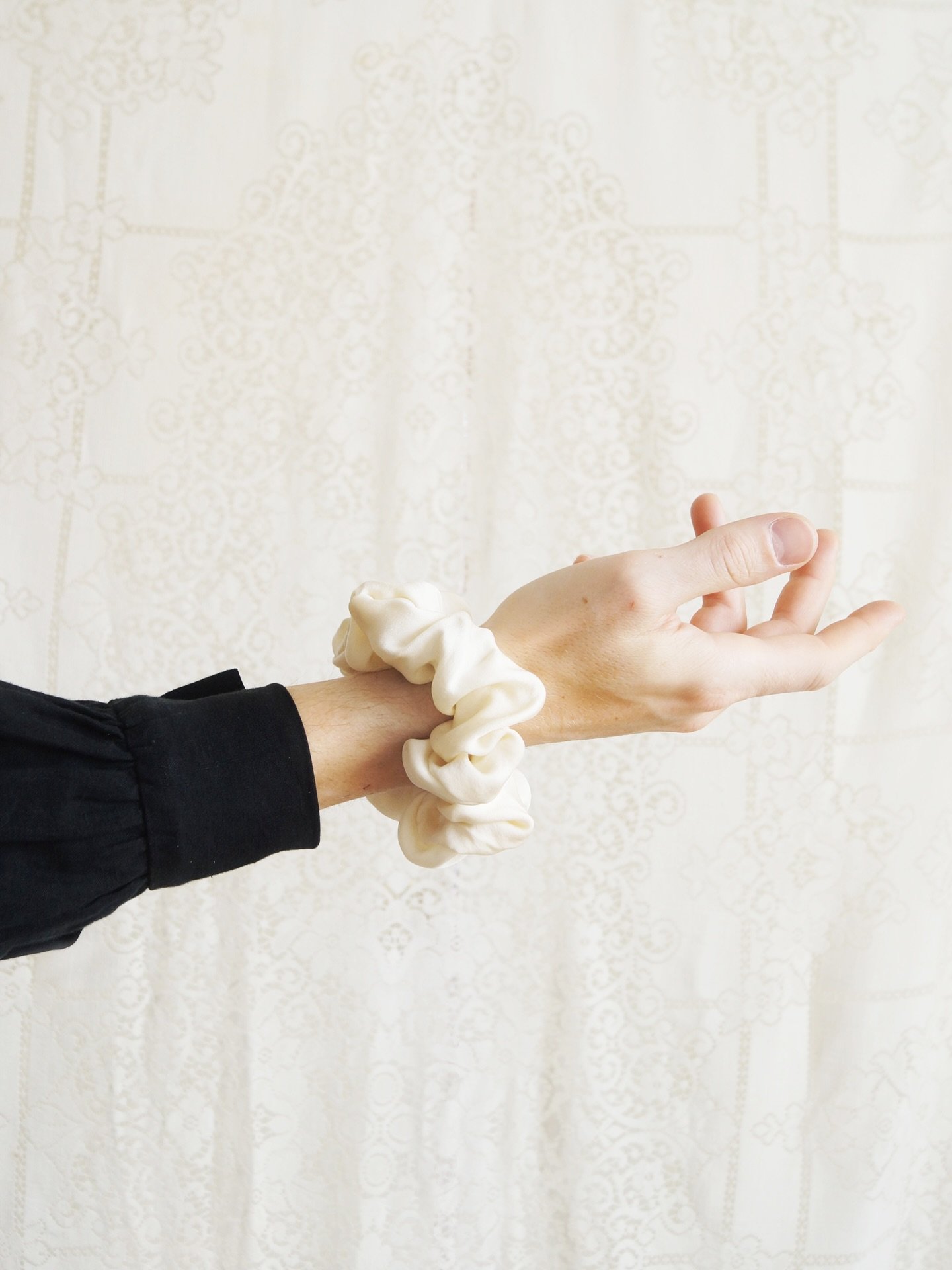 Silk Creme Chouchou, Scrunchie- Large
💭
A soft, luminous cloud crafted from silk&mdash;
made especially for hair with volume, texture, and presence.
Silk&rsquo;s smooth surface cradles each strand, reducing friction so your hair stays softer, shinie