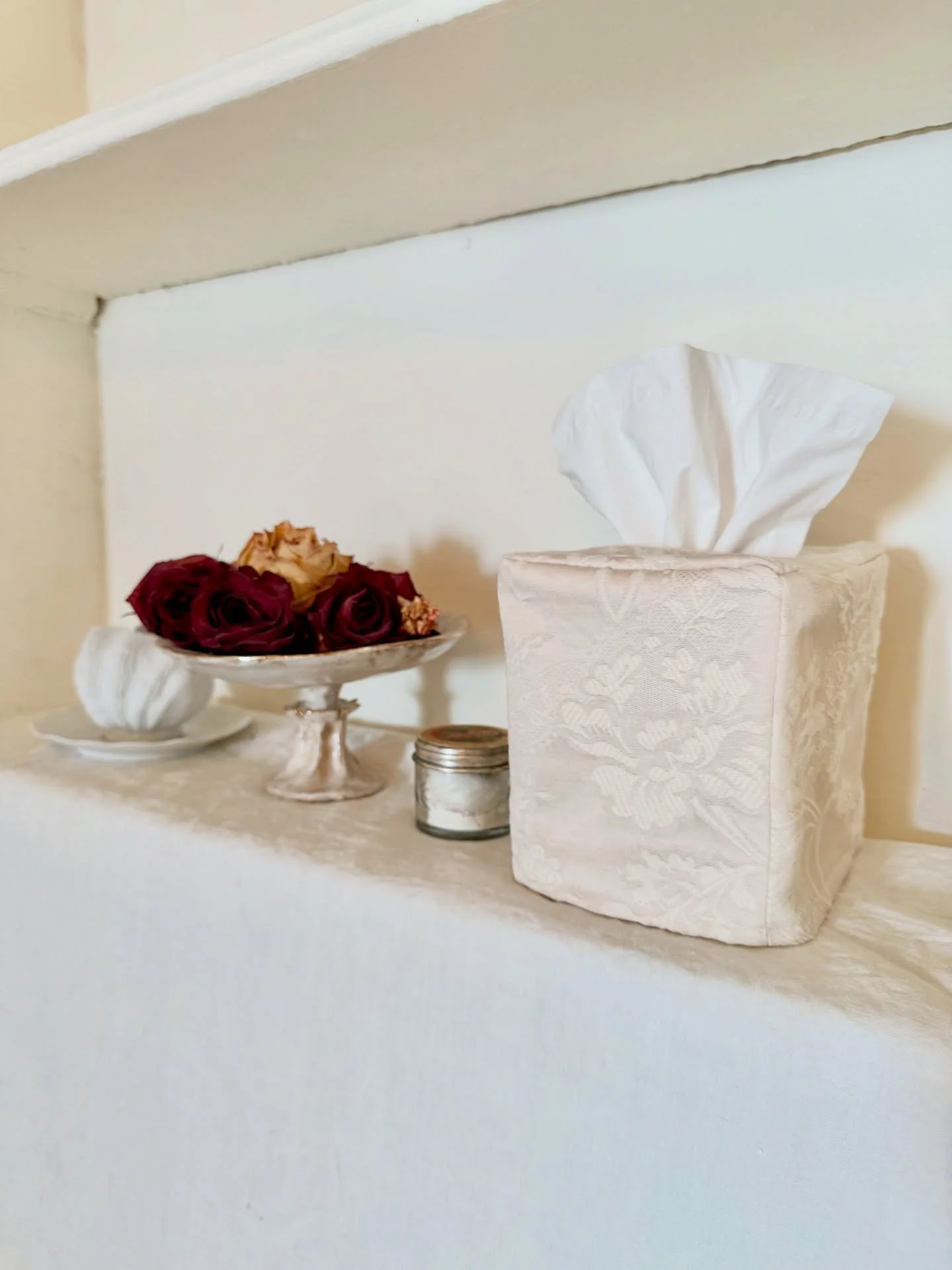 Ivory Floral Tissue Cover
🪽
Slip it over a simple cube of tissues and transform it into something softer, sweeter, more intentional. A small sculpture of fabric and light. A delicate accent for bedside mornings, nighttime rituals, or a peaceful corn