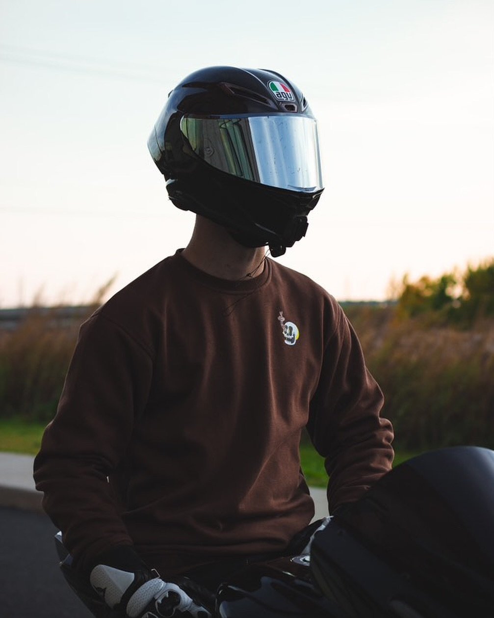 Un dernier moment de nostalgie s&rsquo;impose lorsque l&rsquo;ont r&eacute;alise que la saison de moto tire &agrave; sa fin. 😩
.
A final moment of nostalgia is required when we realize that the motorcycle season is coming to an end. 😩
.
Crew Neck E