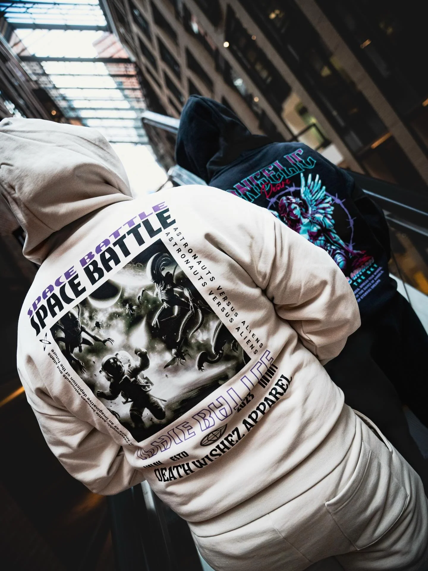 Ne soyez pas dans les tendances. Ne laissez pas la mode s&rsquo;emparer de vous, mais d&eacute;cidez de ce que vous &ecirc;tes, de ce que voulez exprimer par ce que vous portez et de la fa&ccedil;on dont vous vivez.
~ Gianni Versace
.
@deathwishez_ap