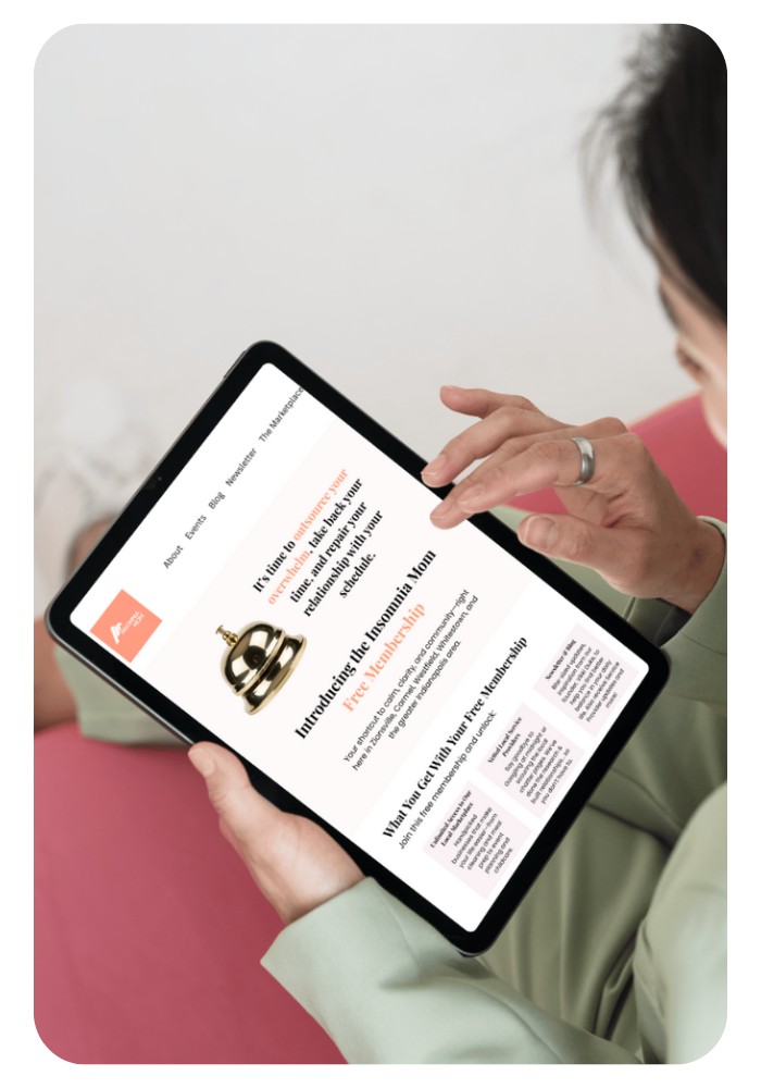 Women scrolling the Insomnia Mom website on her ipad