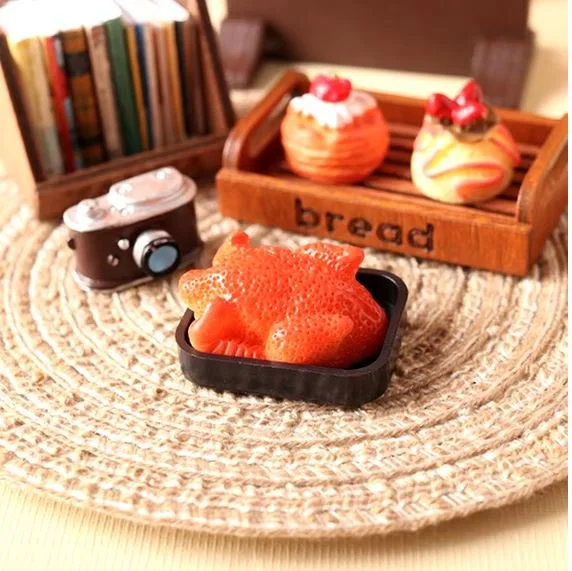 Dollhouse Turkey in Roasting Pan – 1:12 Scale Miniature Food