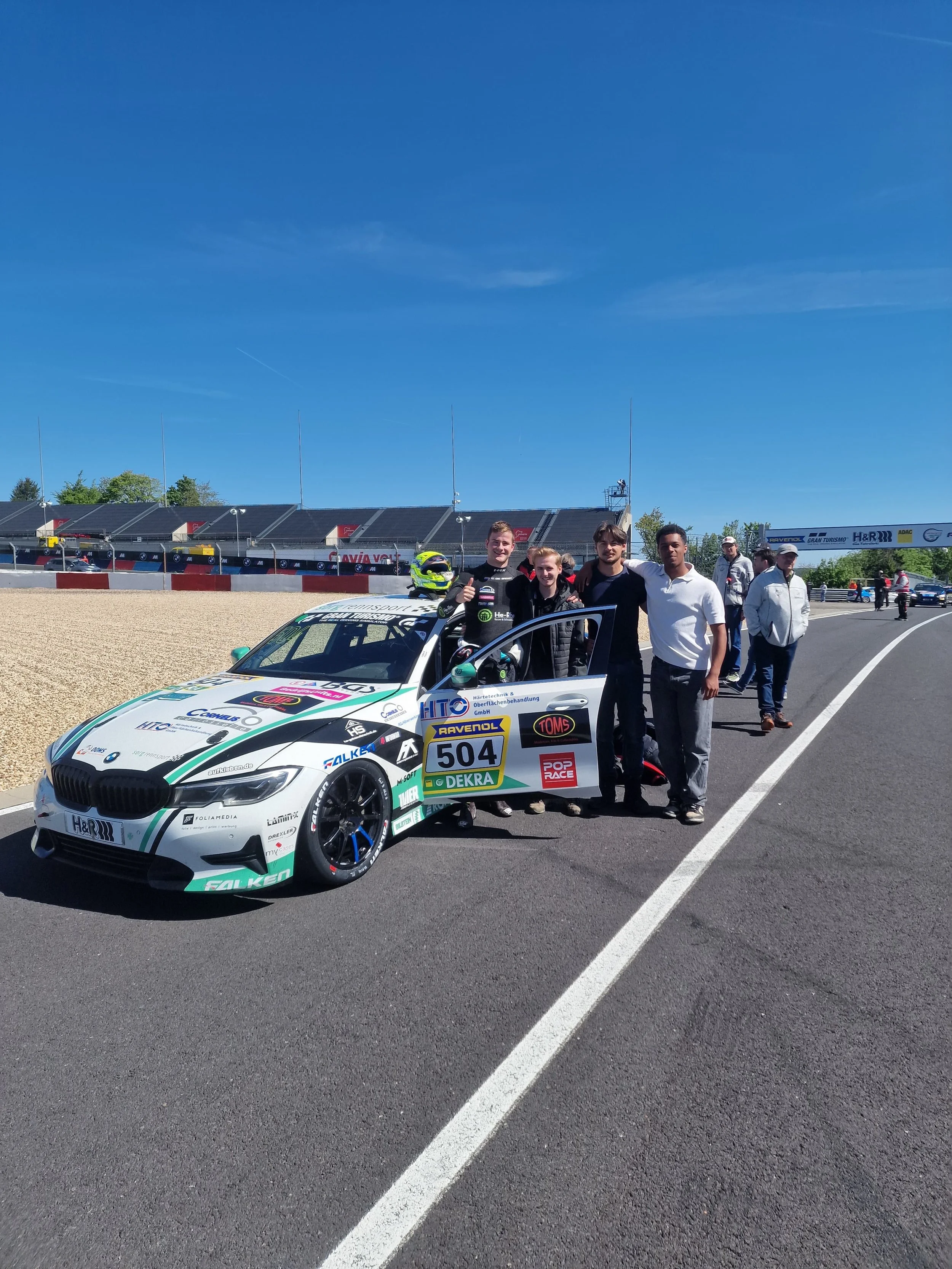 Fans op het circuit voor de start met Calvin.jpg