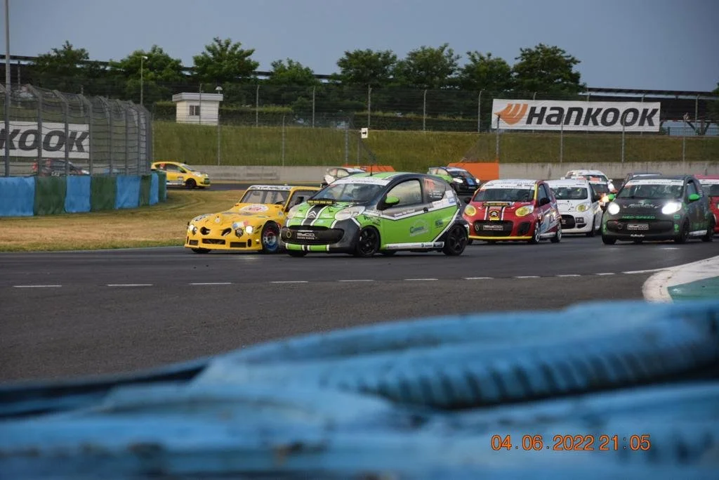 12 uur spanning onder barre omstandigheden in Magny Cours