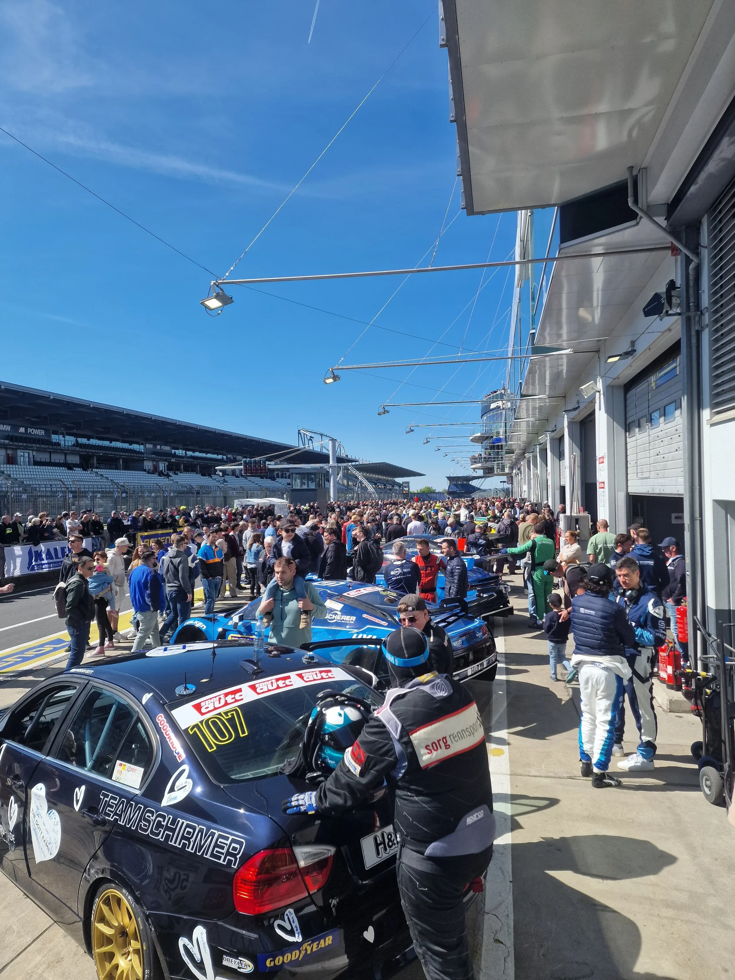 Drukte in de paddock 2.jpg