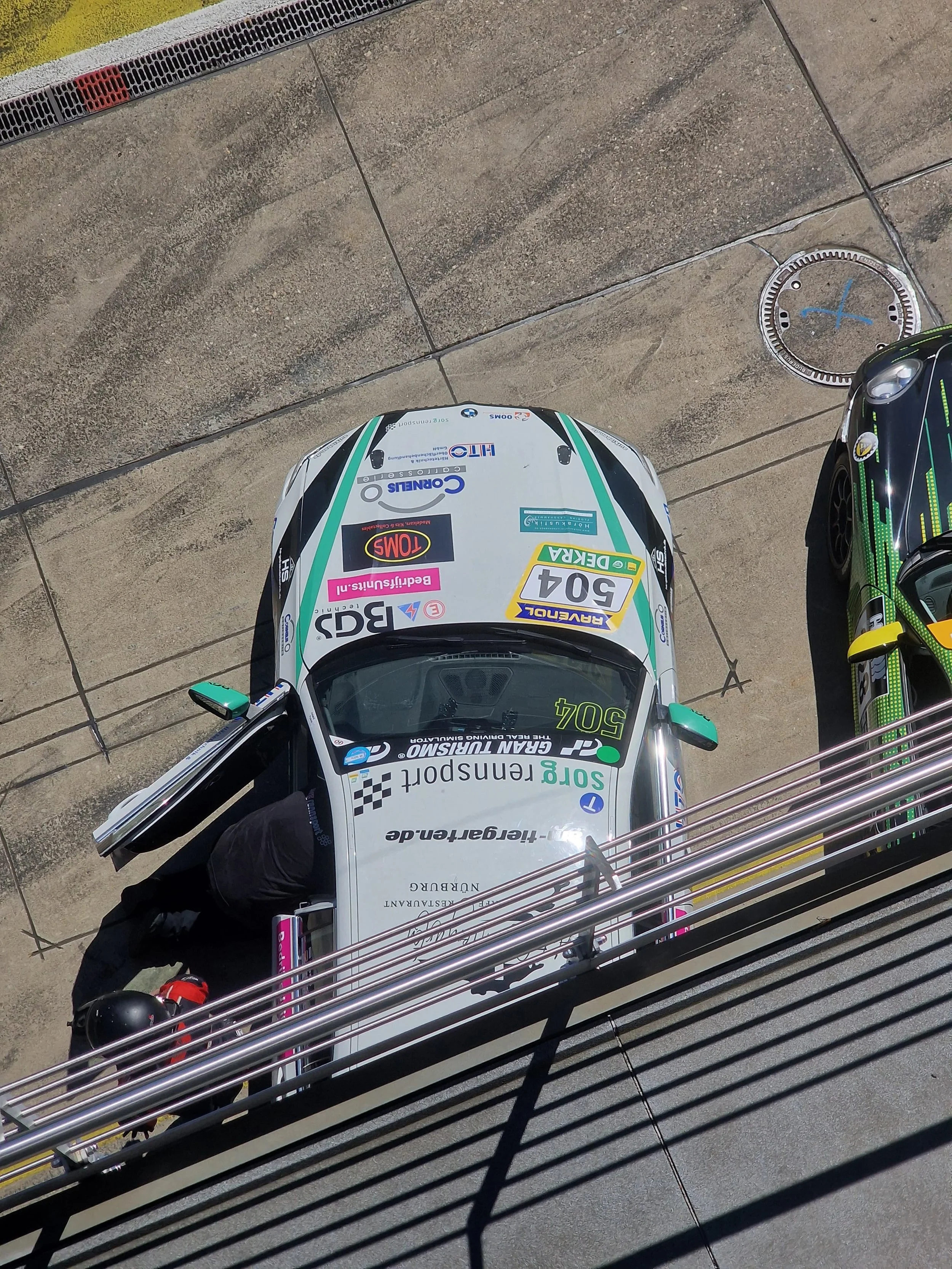 BMW330i vanuit de lounge gezien.jpg