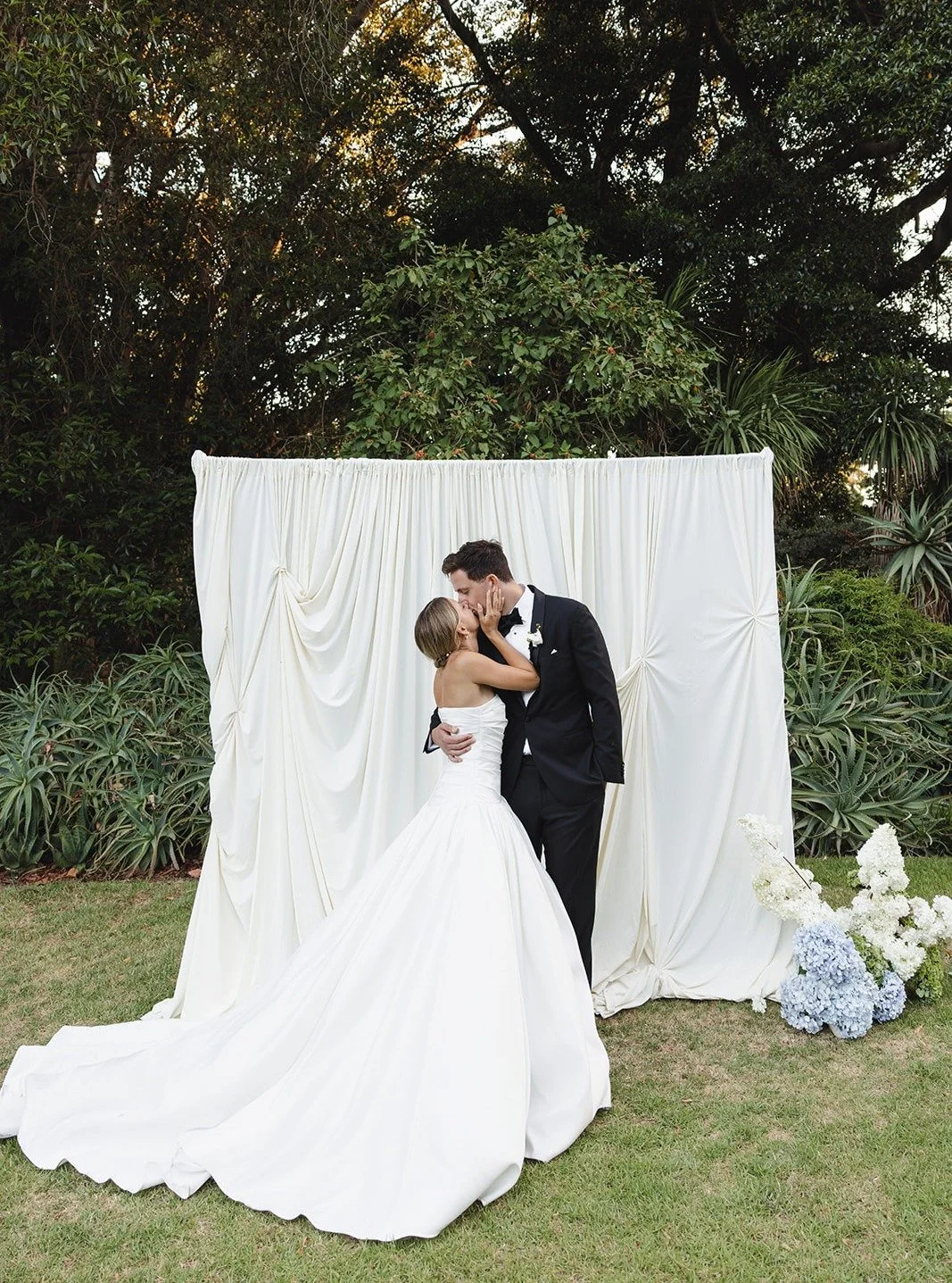 Still dreaming about Emma &amp; Archie's divine Gardens House wedding 🩵

Photographer @lamomentphotography
Celebrant @celebrant_jorgiabrown
Venue @gardenshouseag
Catering @atlanticgroup
Creative direction, styling and coordination @wholelottalovecre